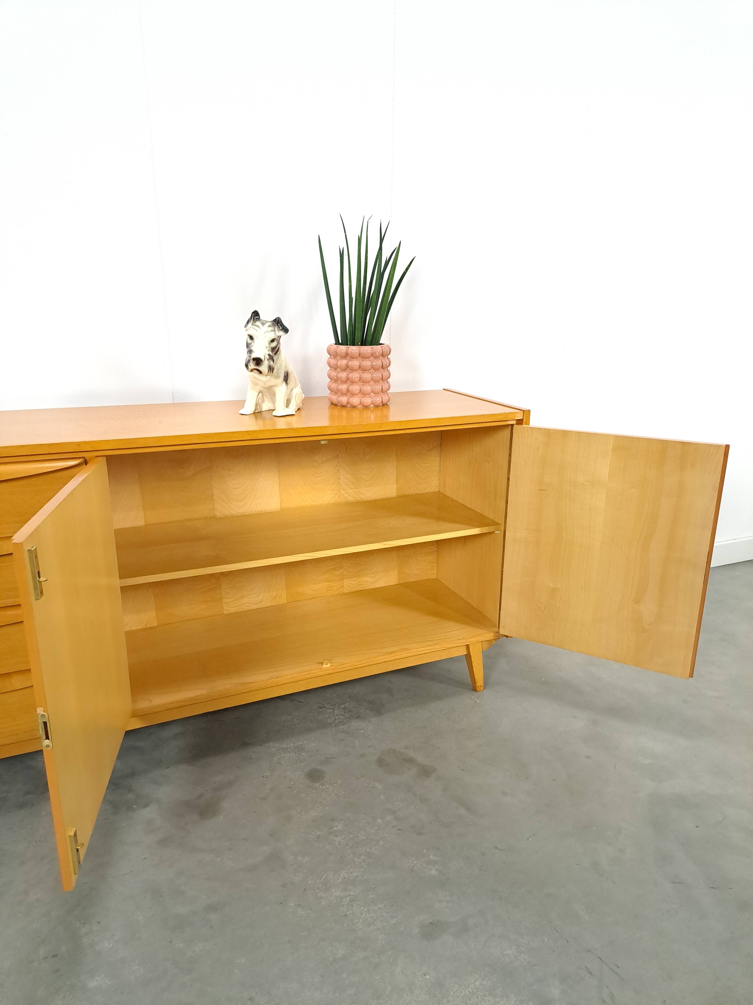 Fineer dressoir met lades en houten handgrepen vintage sideboard