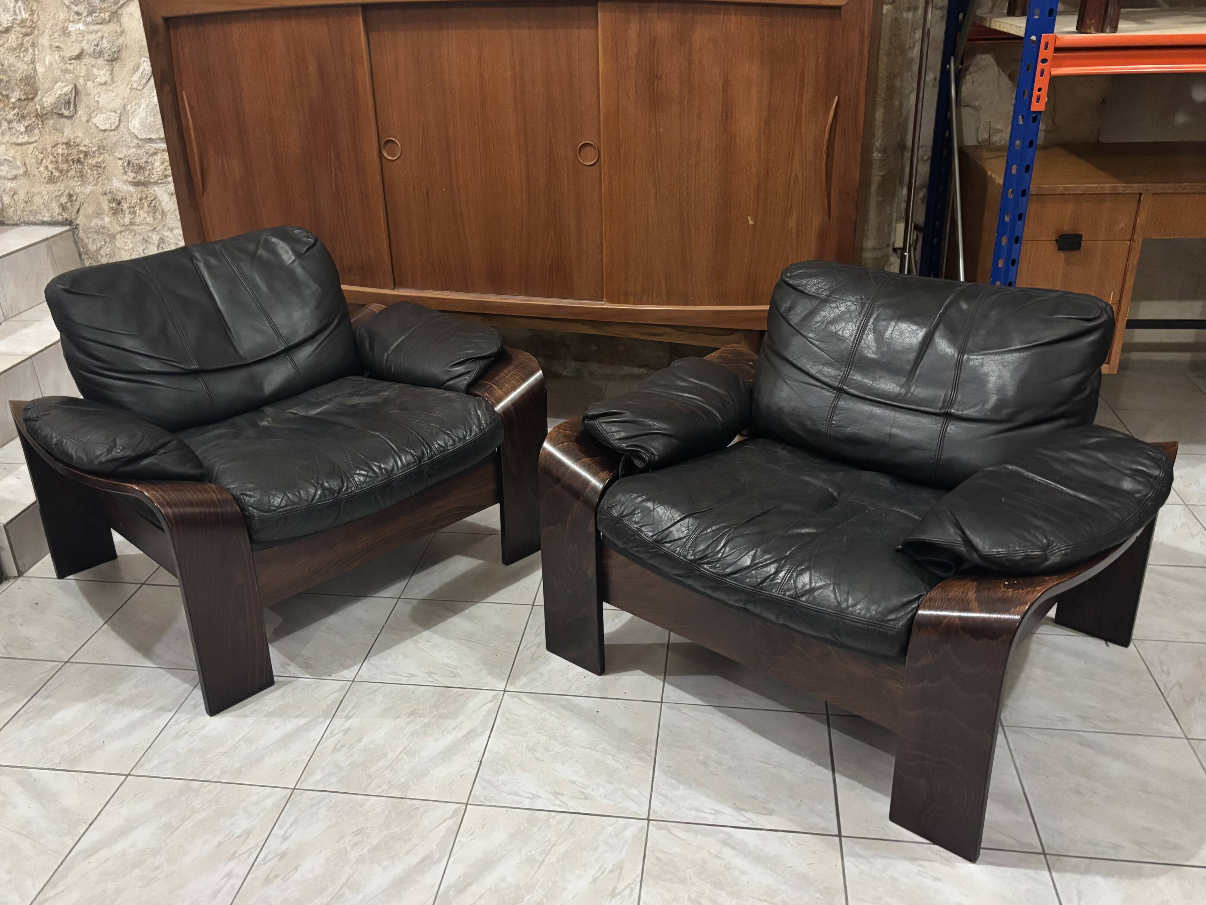 Pair of Scandinavian armchairs in leather and rosewood.