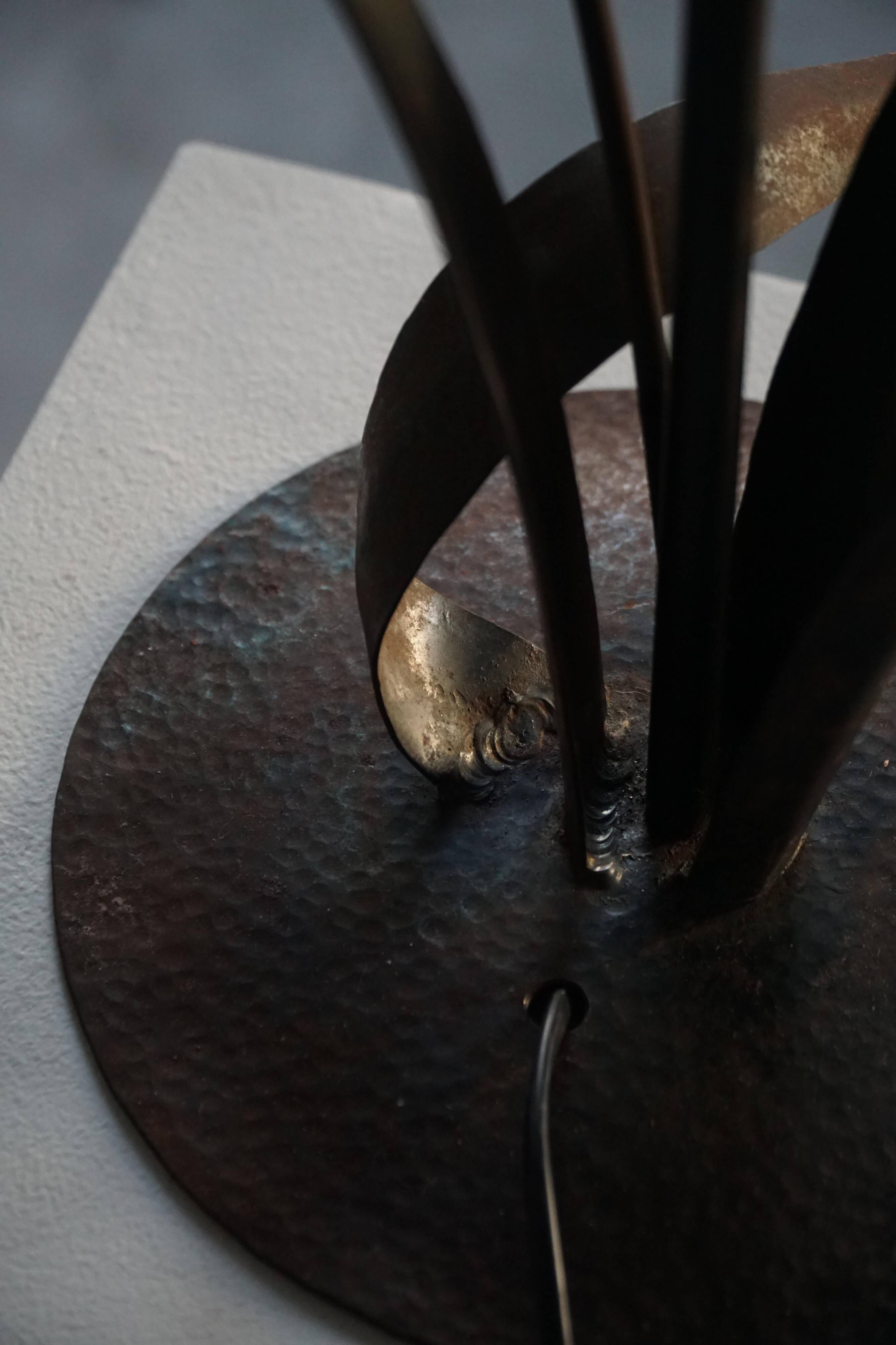 Handcrafted table lamp in wrought iron, organic shape, mid-20th century, 1940s.