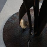 Handcrafted table lamp in wrought iron, organic shape, mid-20th century, 1940s.