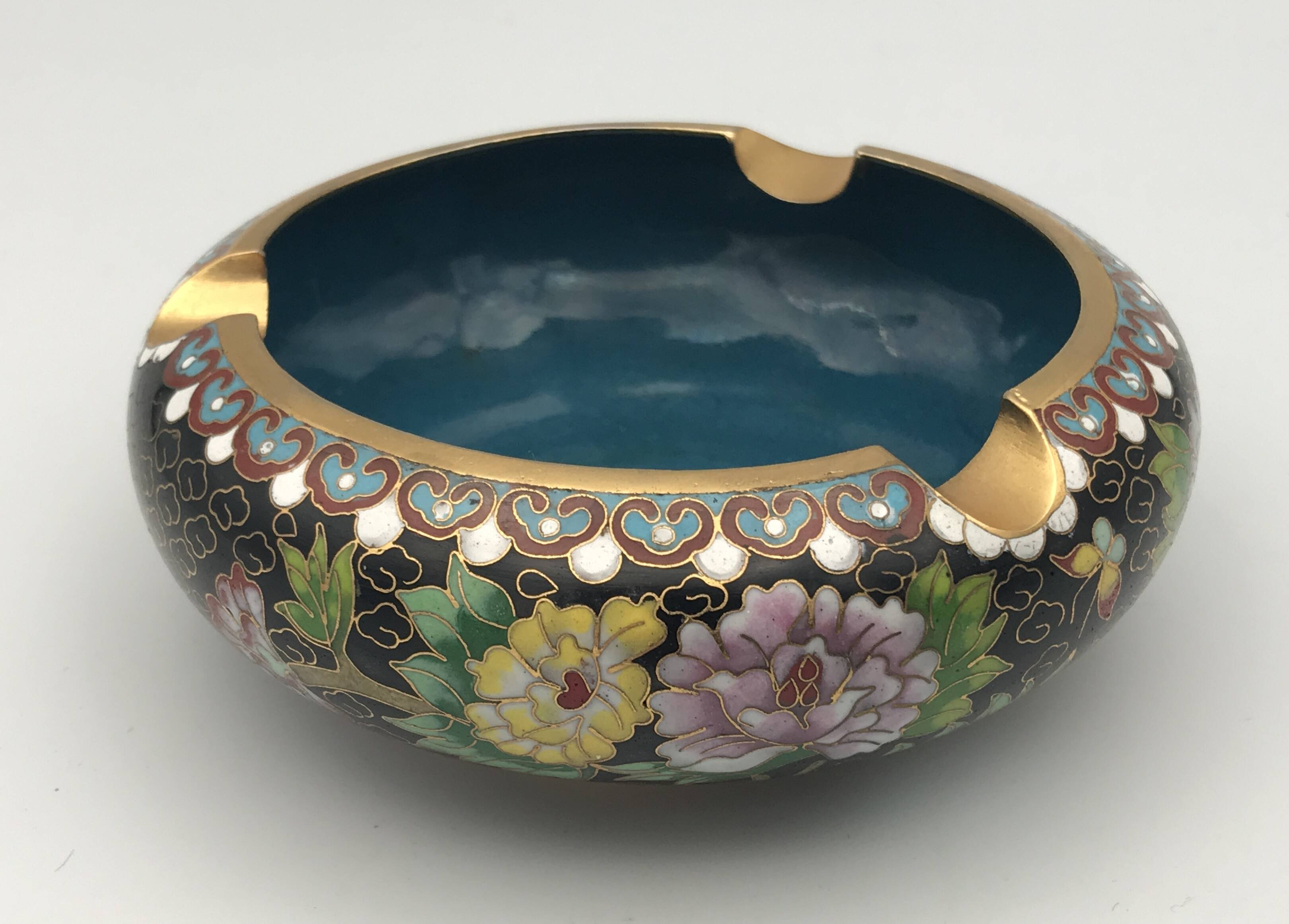 Ashtray, pocket emptier in brass and cloisonné enamel, floral decoration, China