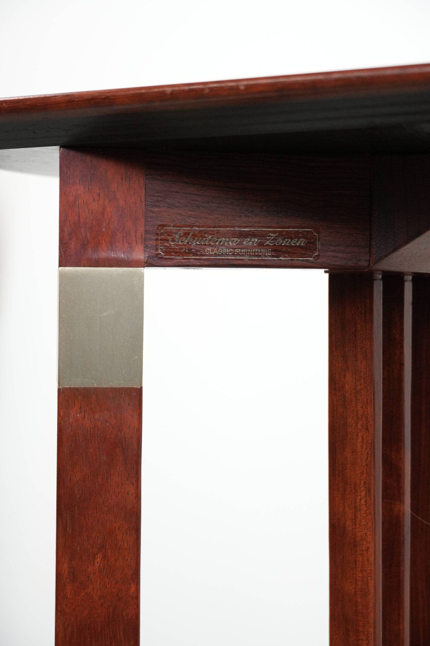 Beautiful Art Deco design side table in good condition