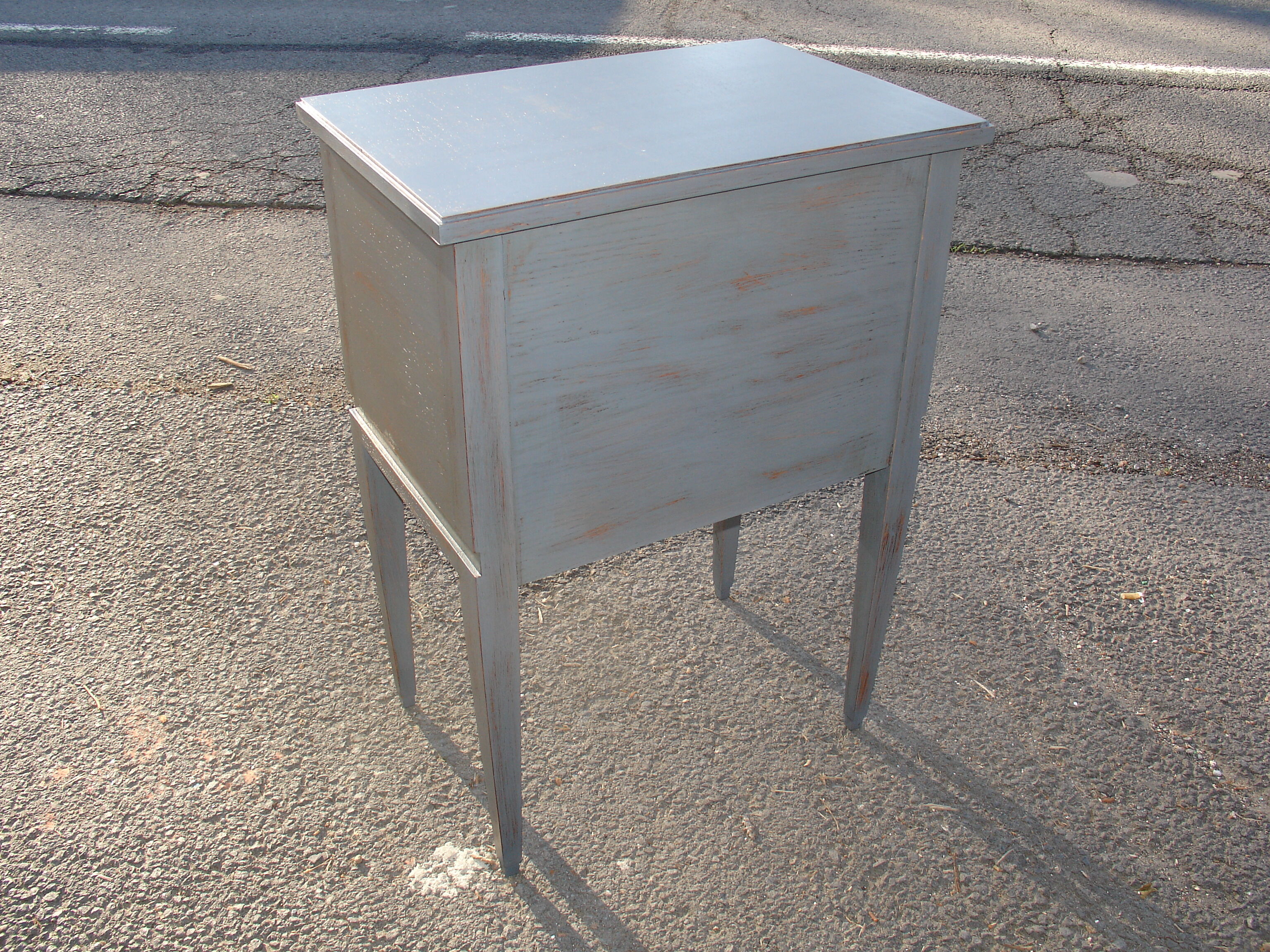 Petite commode travailleuse relookée