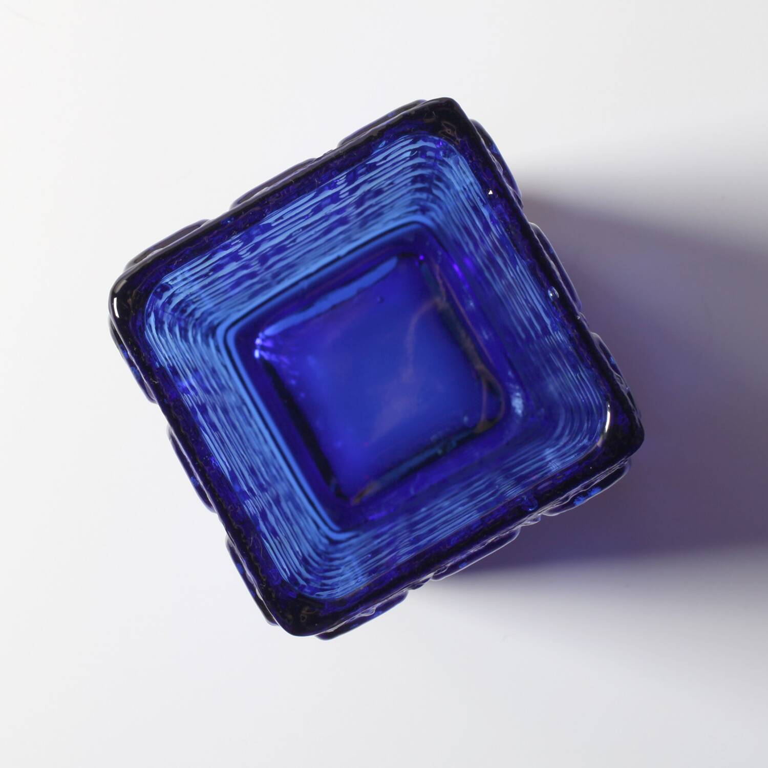 Vase en verre bleu cobalt du milieu du siècle : design finlandais par Tamara Aladin