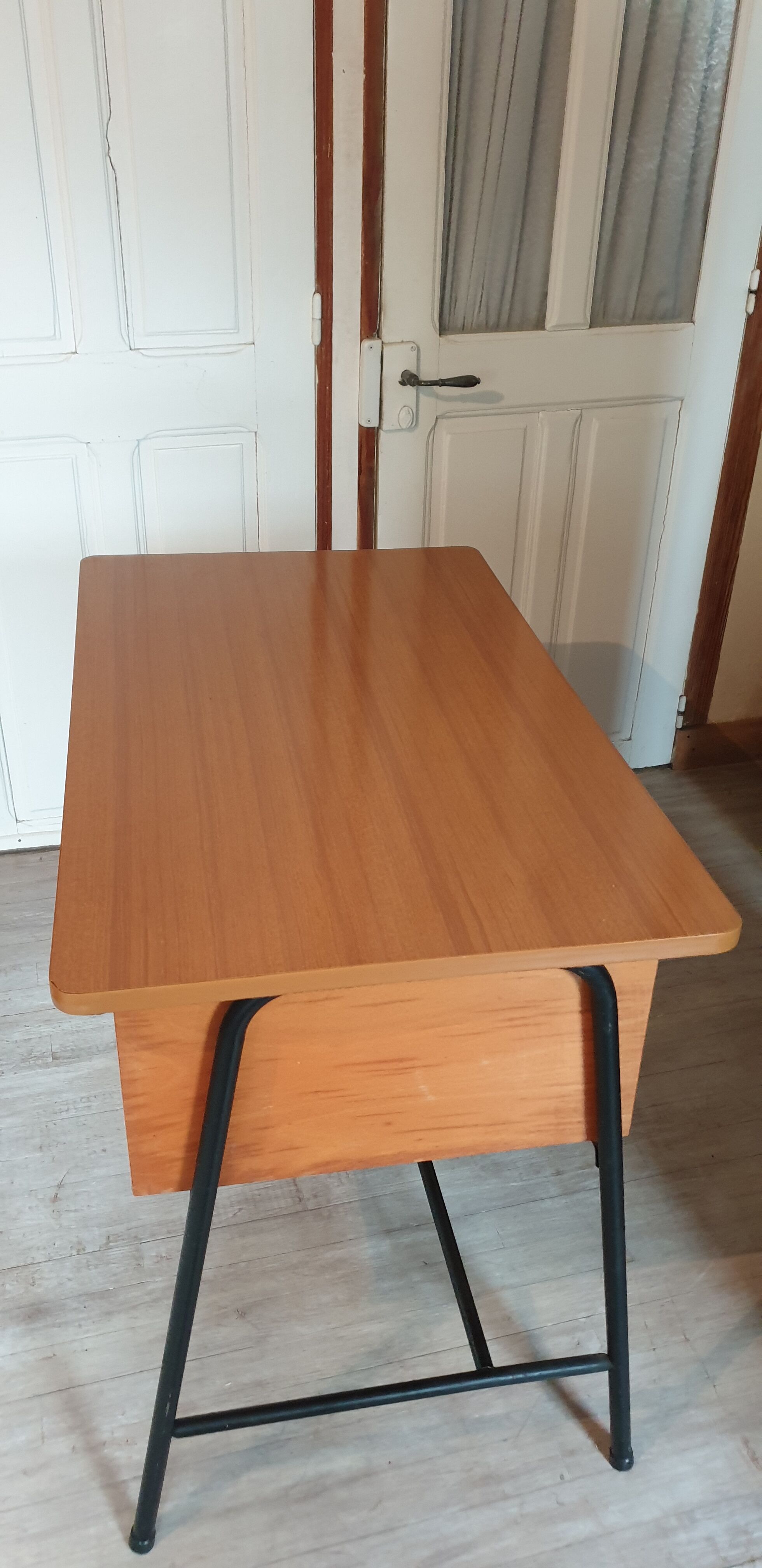 Bureau style moderniste pieds compas