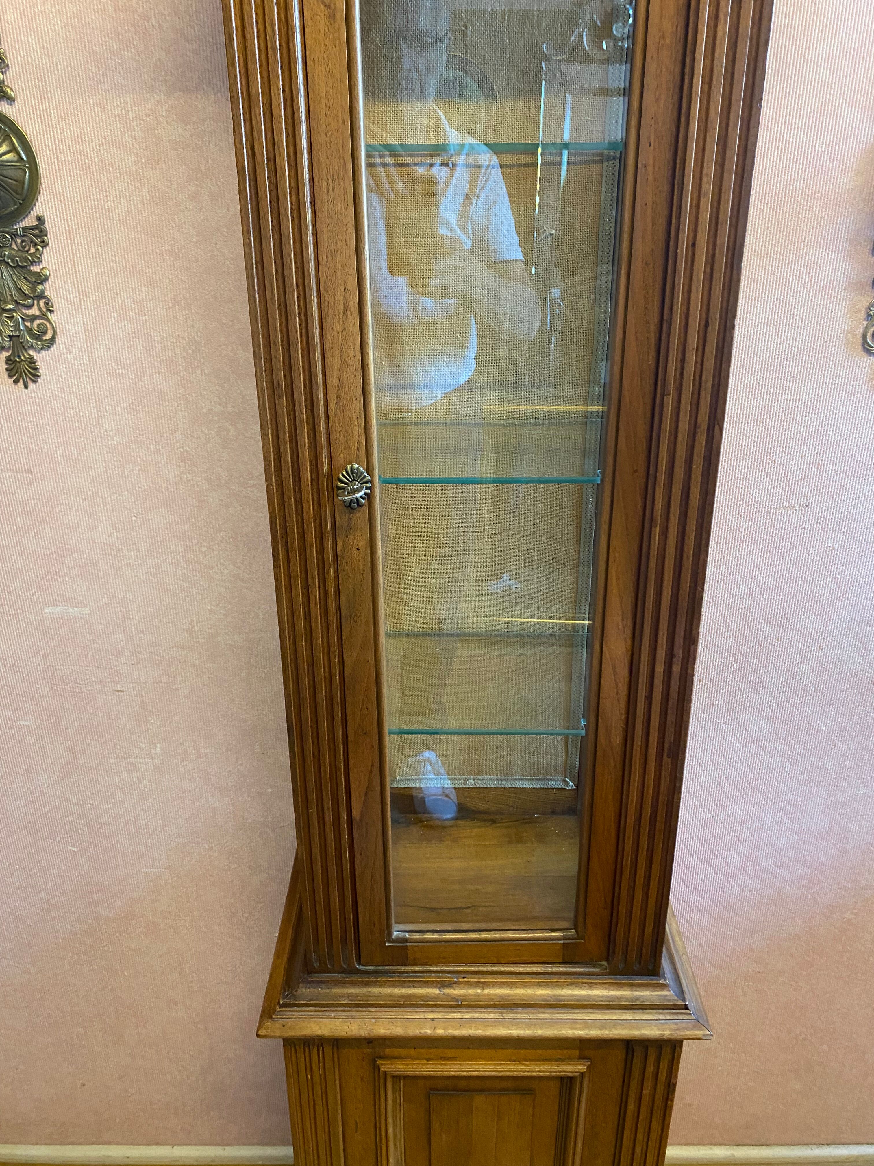 Walnut showcase, grooved uprights, 4 glass shelves