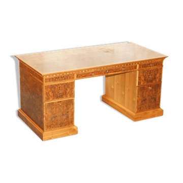 Bureau à caissons en noyer David Linley Burr pour restauration légère