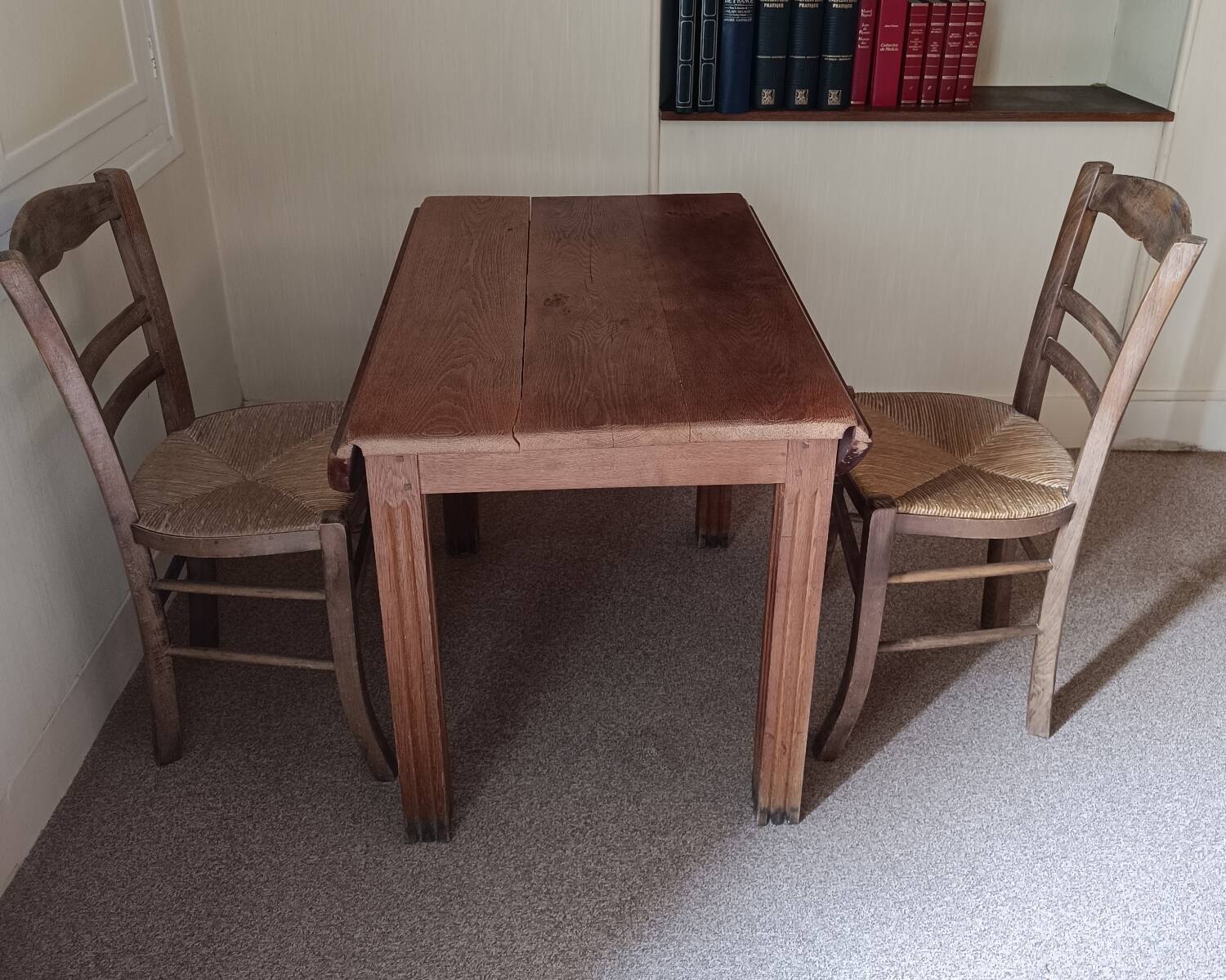 Small farmhouse table + 2 vintage straw chairs