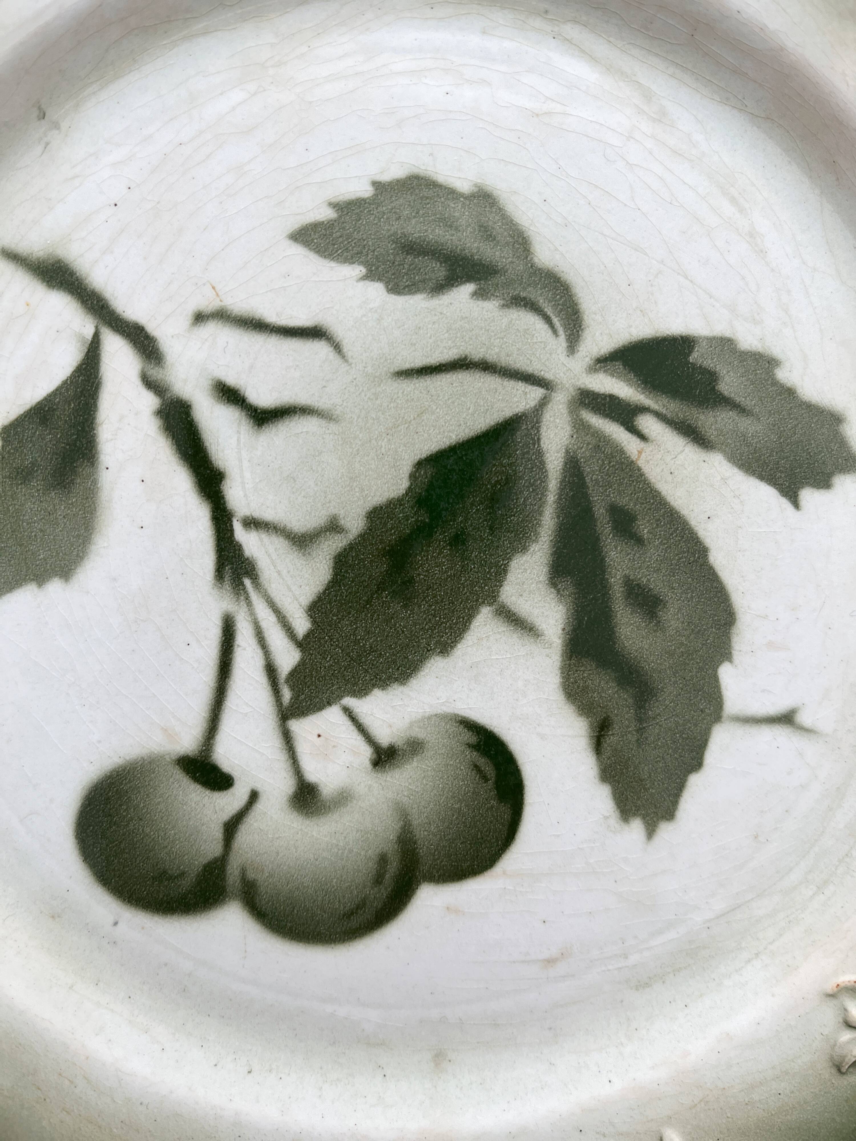 Assiette à dessert ancienne en terre de fer décor cerises faïence de Pexonne