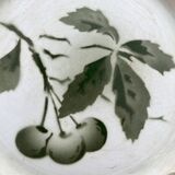 Assiette à dessert ancienne en terre de fer décor cerises faïence de Pexonne