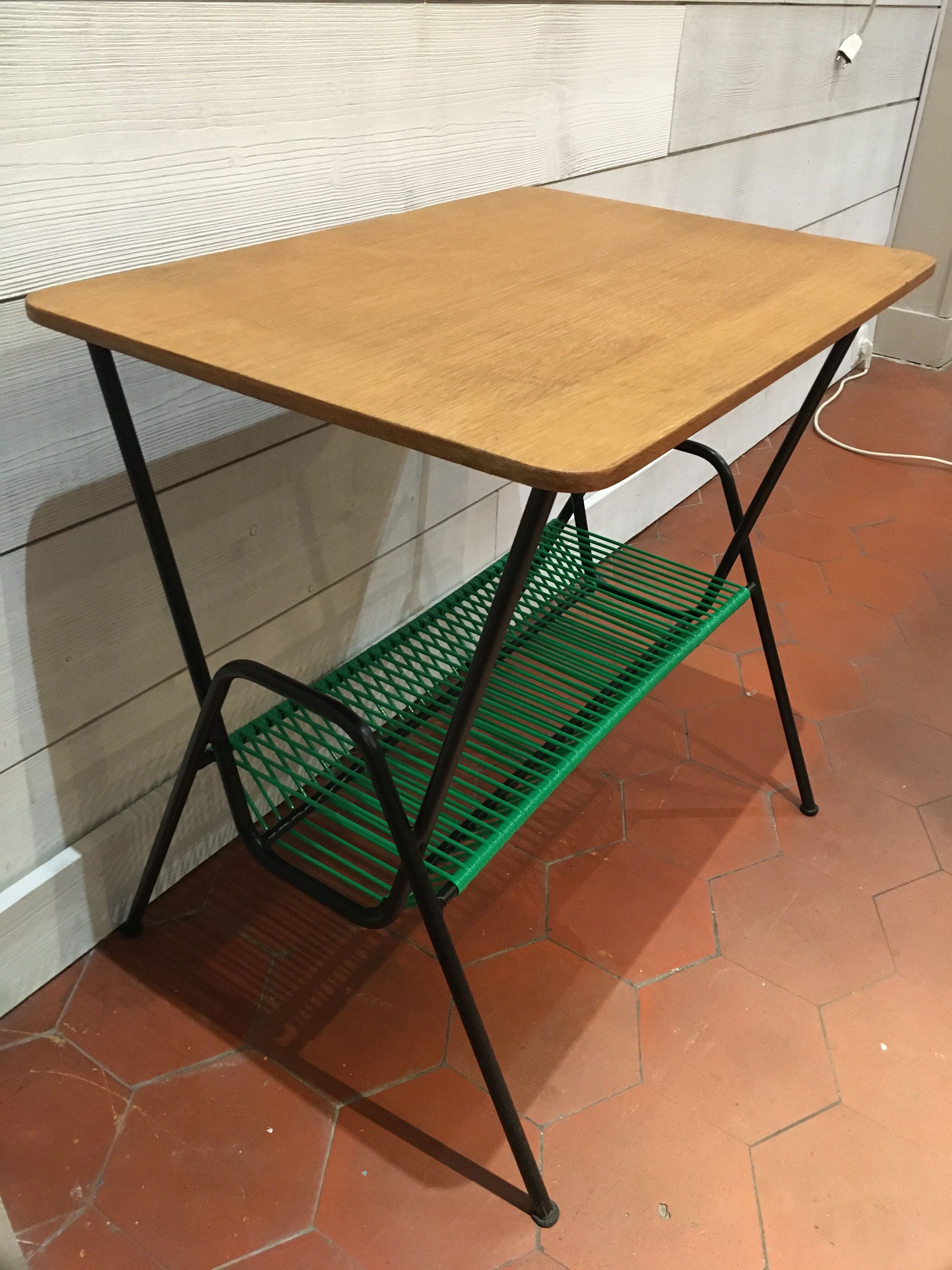 Scoubidou vinyl holder table
