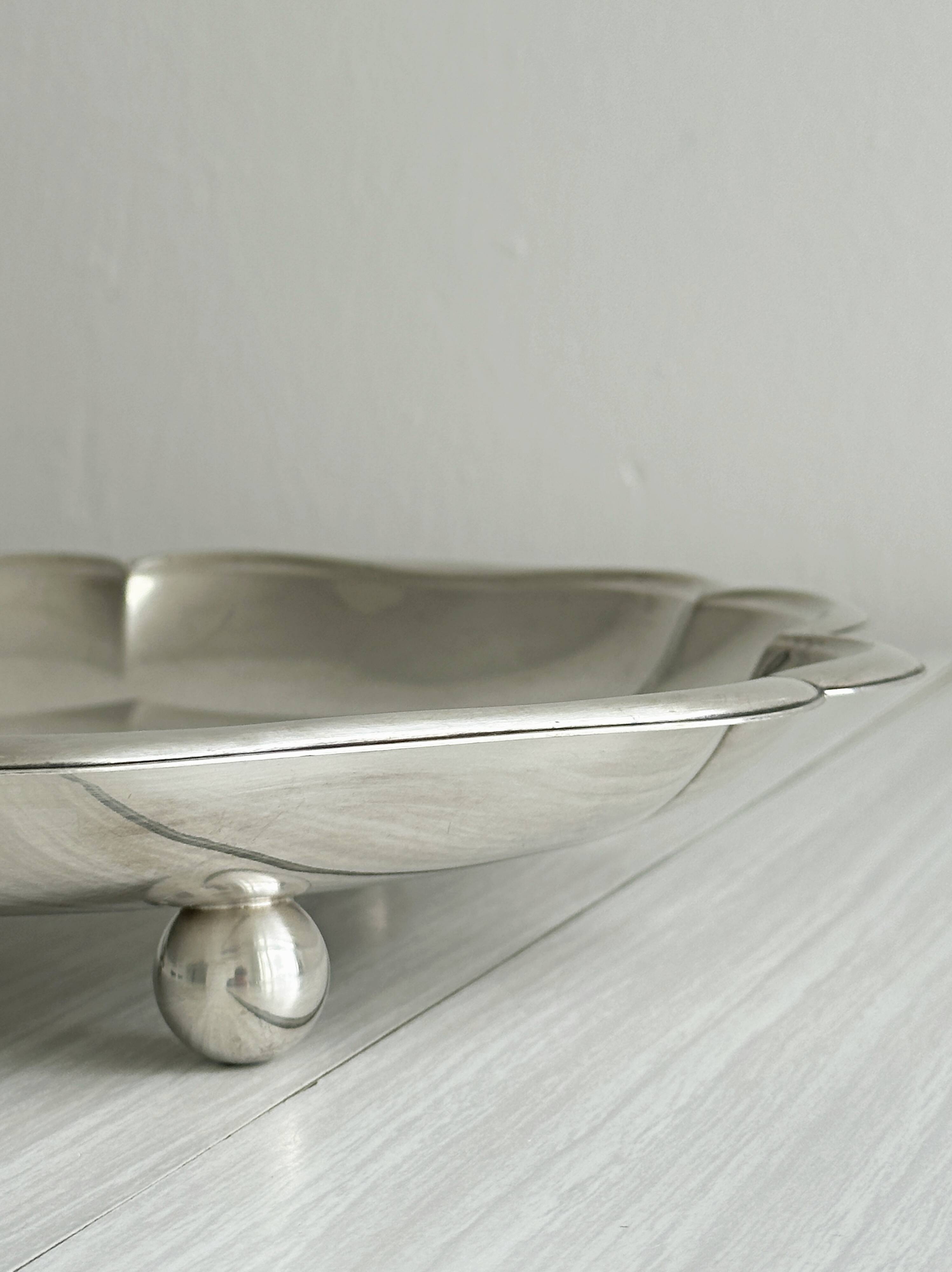 Metal presentation plate