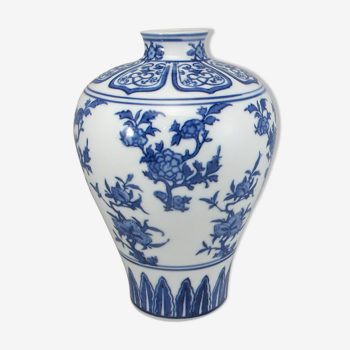 Small vase blue white Chinese china