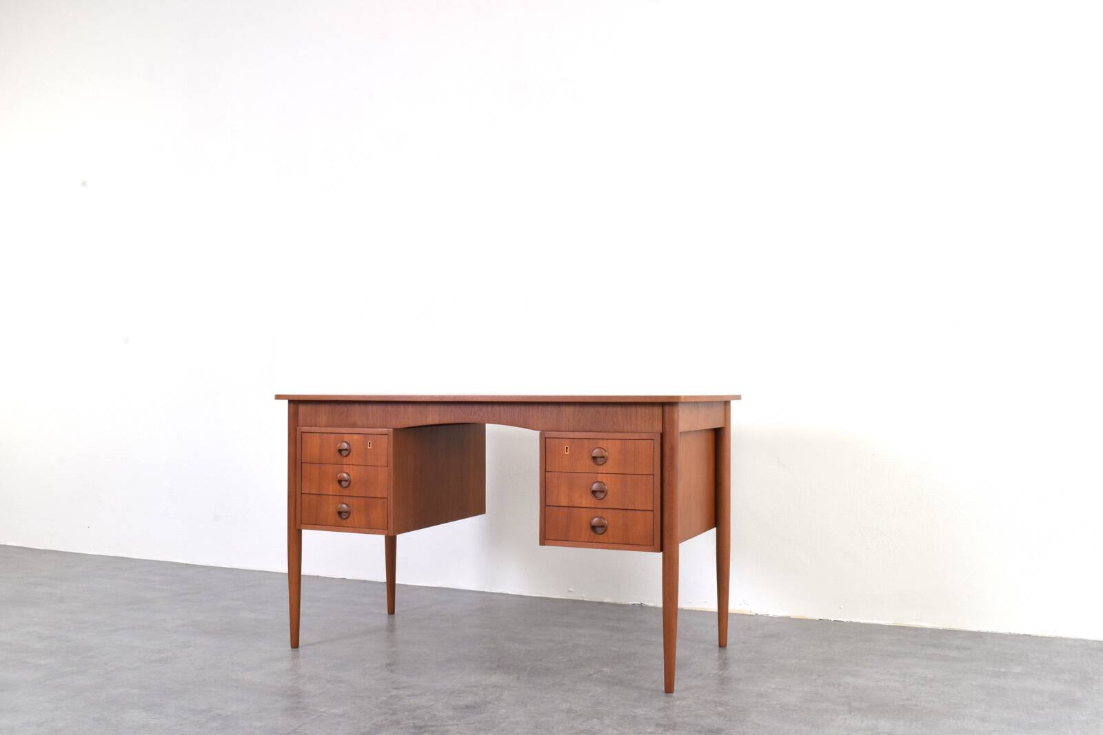 Bureau en teck danois des années 1960.