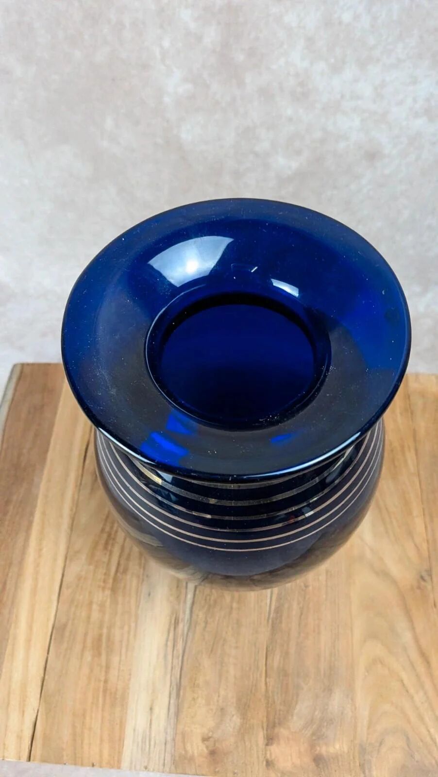 Vase ancien en verre bleu cobalt à filets dorés