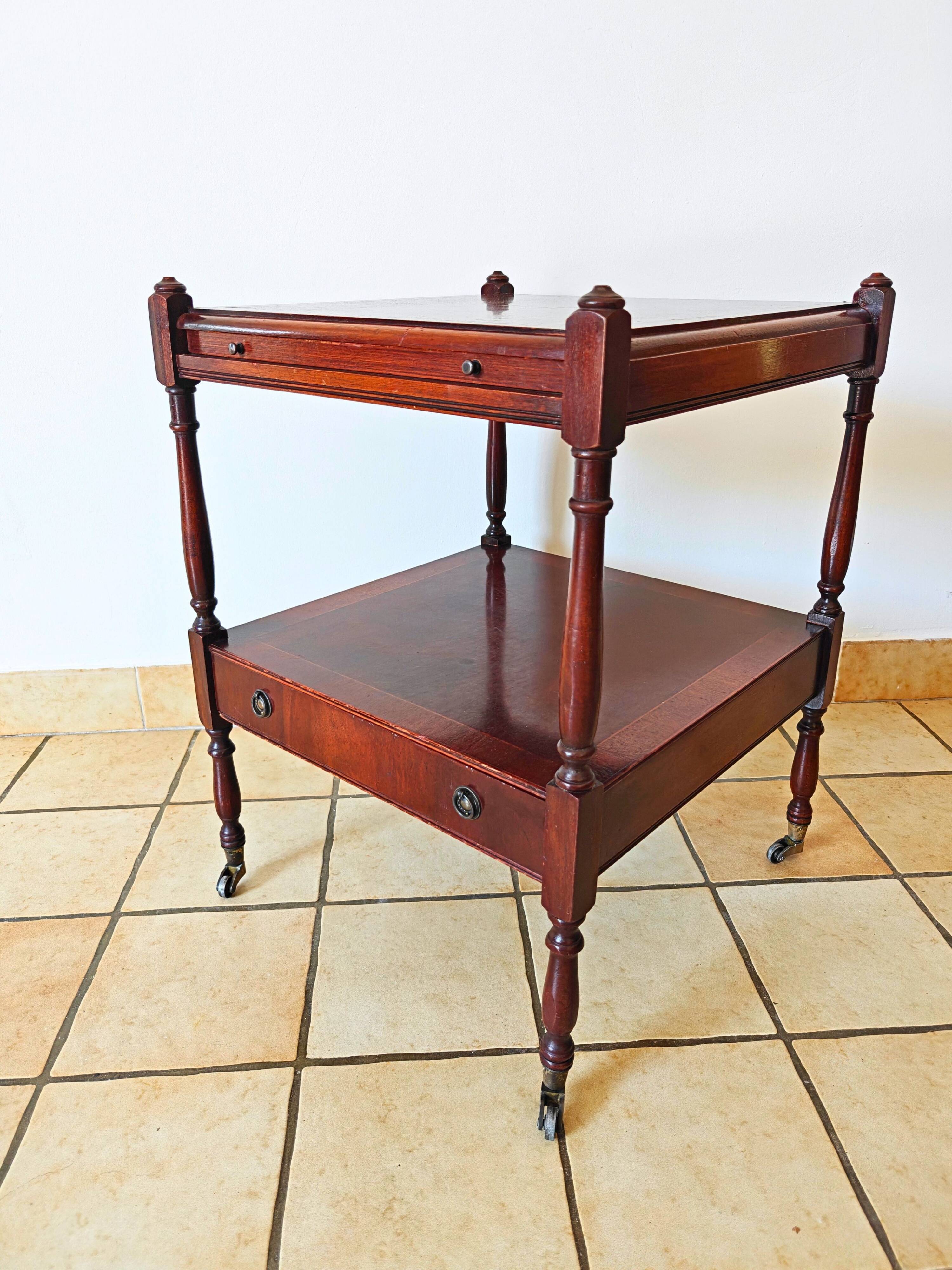 Table d'appoint en if par Bradley England