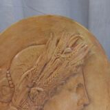 Médaillon en plâtre, haut relief, patine ocre jaune, représentant la divinité romaine Cérès