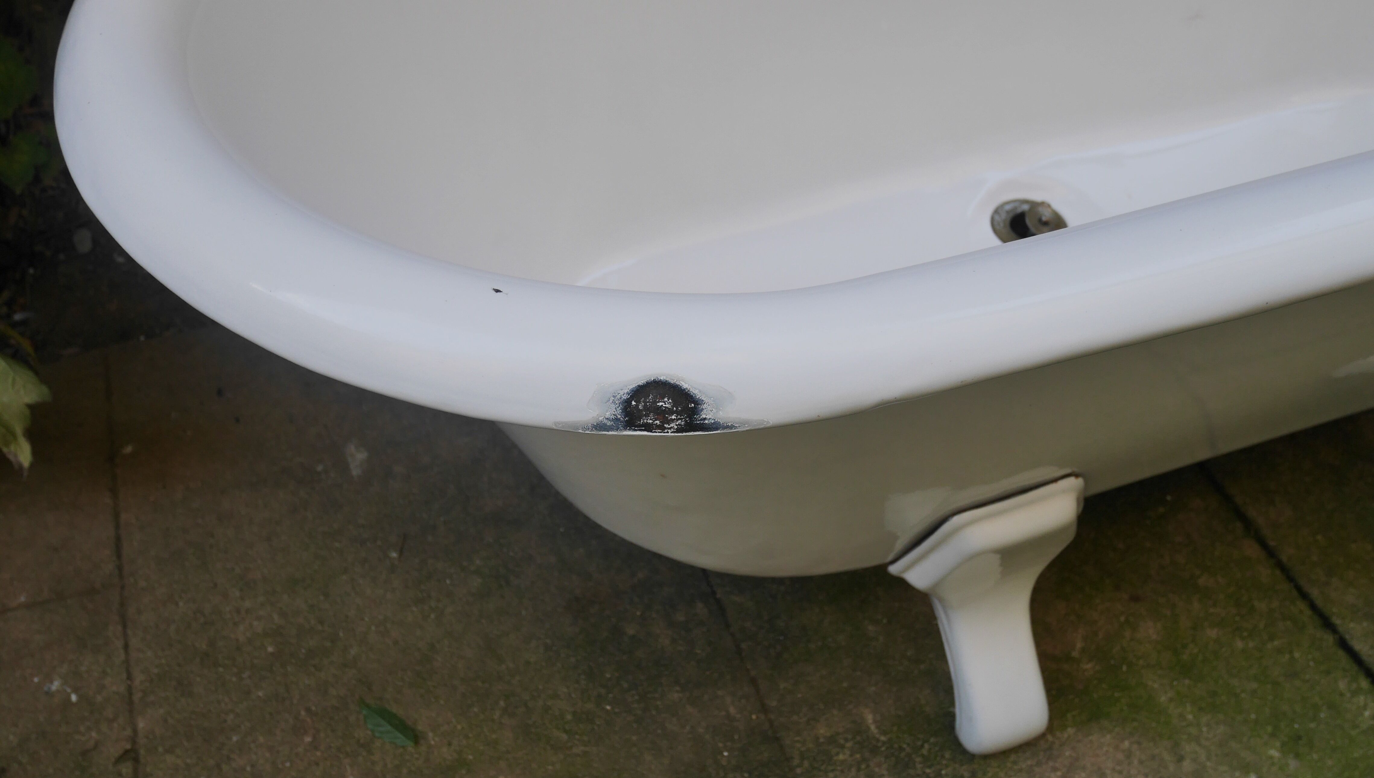 Old rounded emailed bathtub