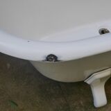 Old rounded emailed bathtub