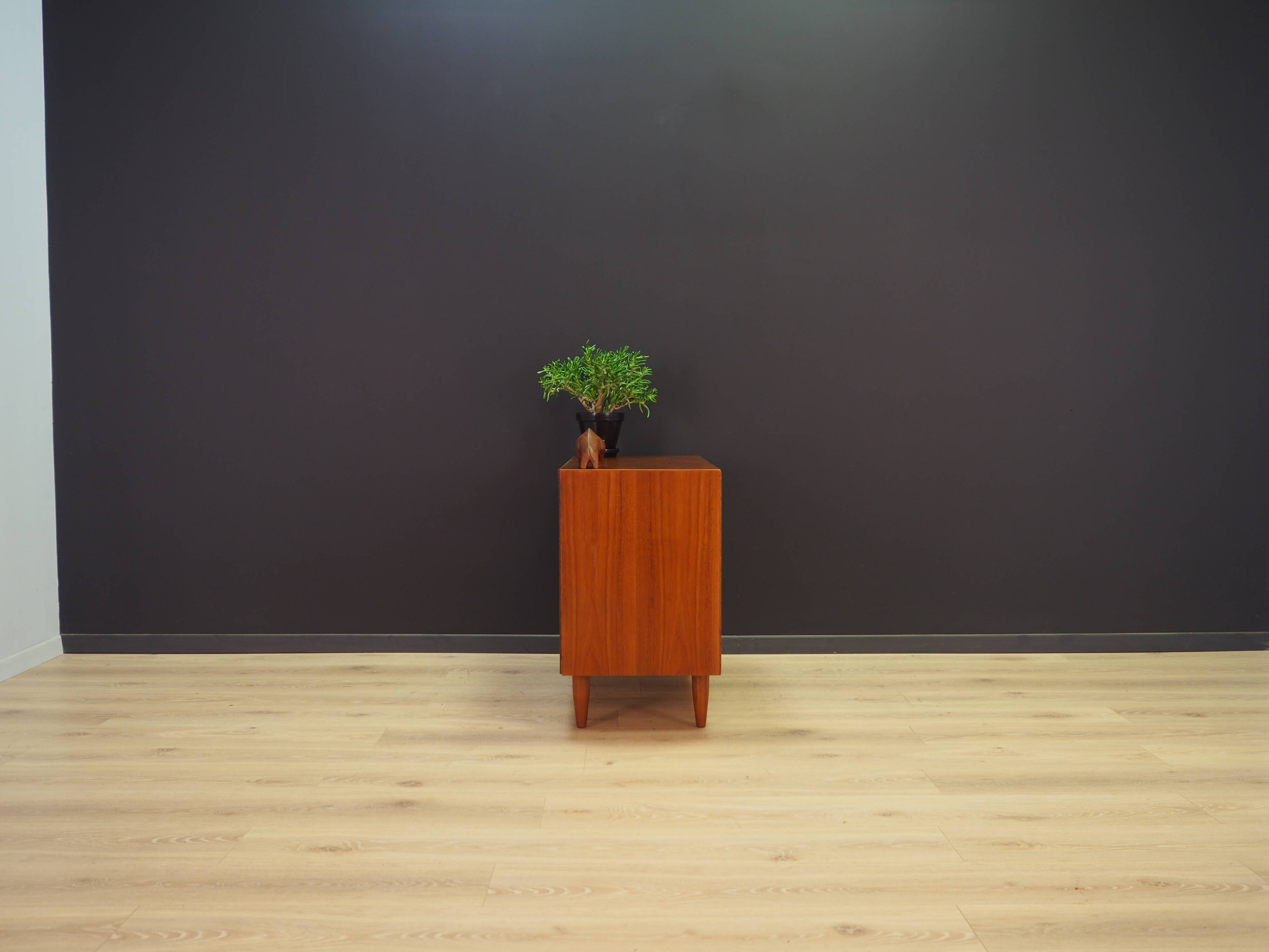 Classic chest of drawers