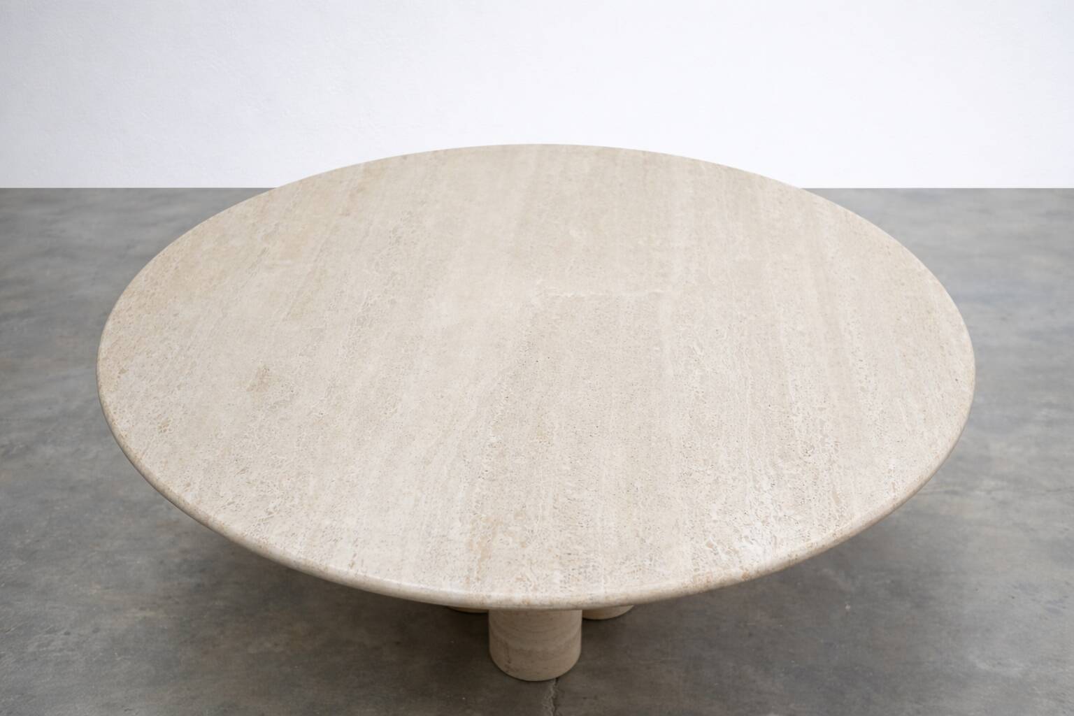 Round dining table in travertine – Ø 140 cm