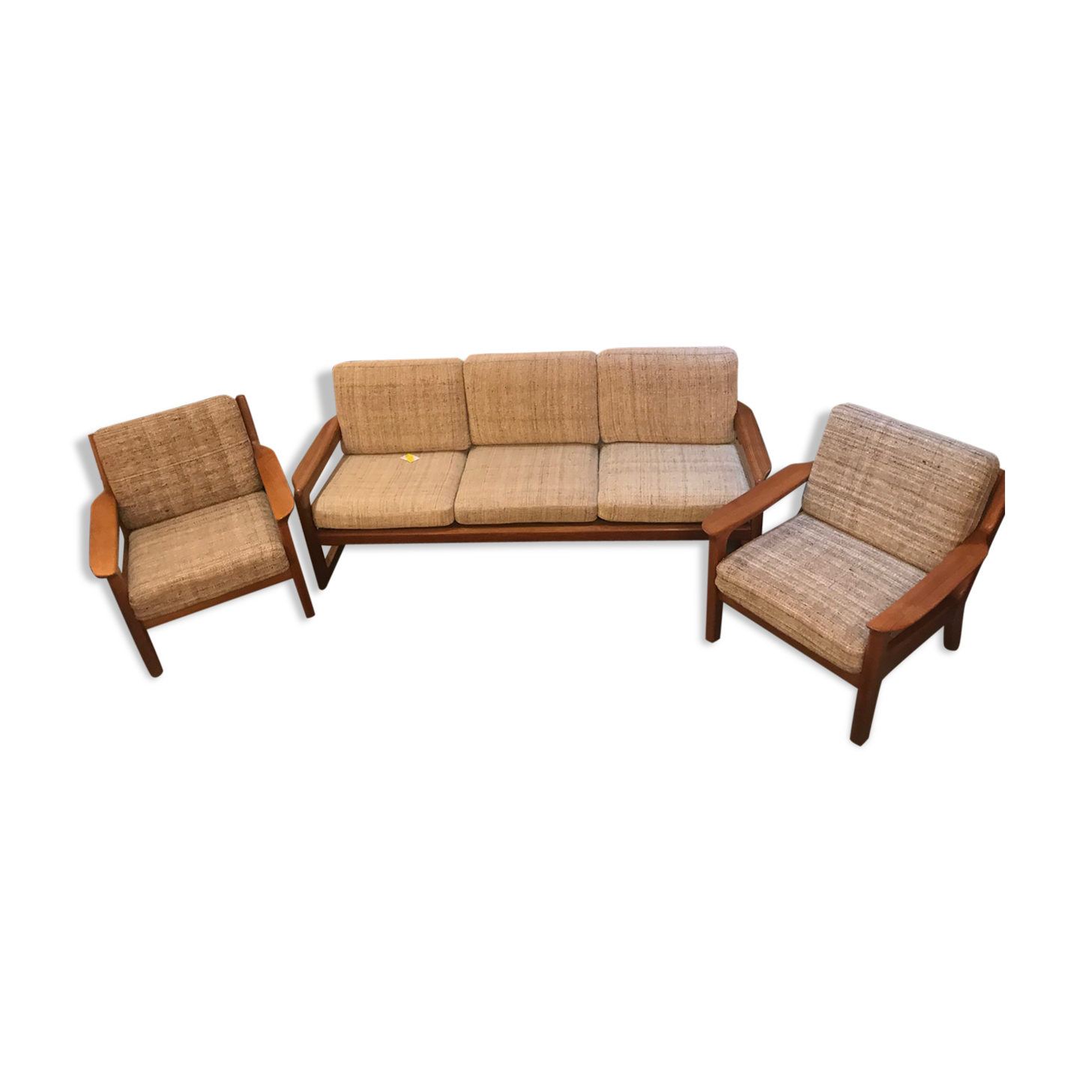 Full living room with 1 3-seater sofa and a pair of armchairs