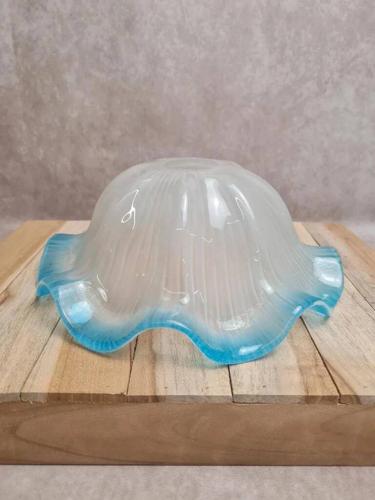 Abat-jour vintage en verre dépoli bord bleu ondulé