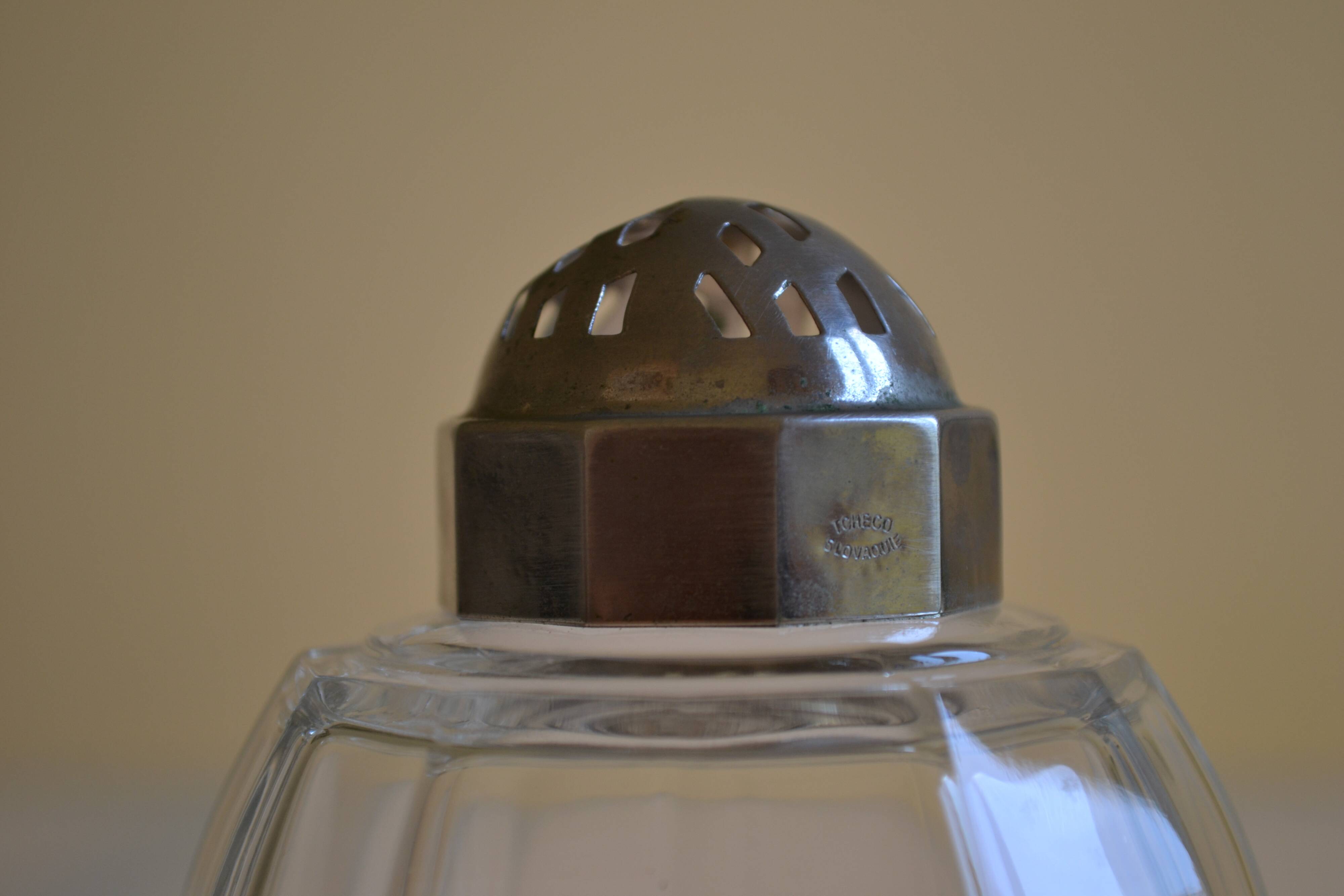 Sucrier Saupoudreuse Art Déco en verre de Tchécoslovaquie