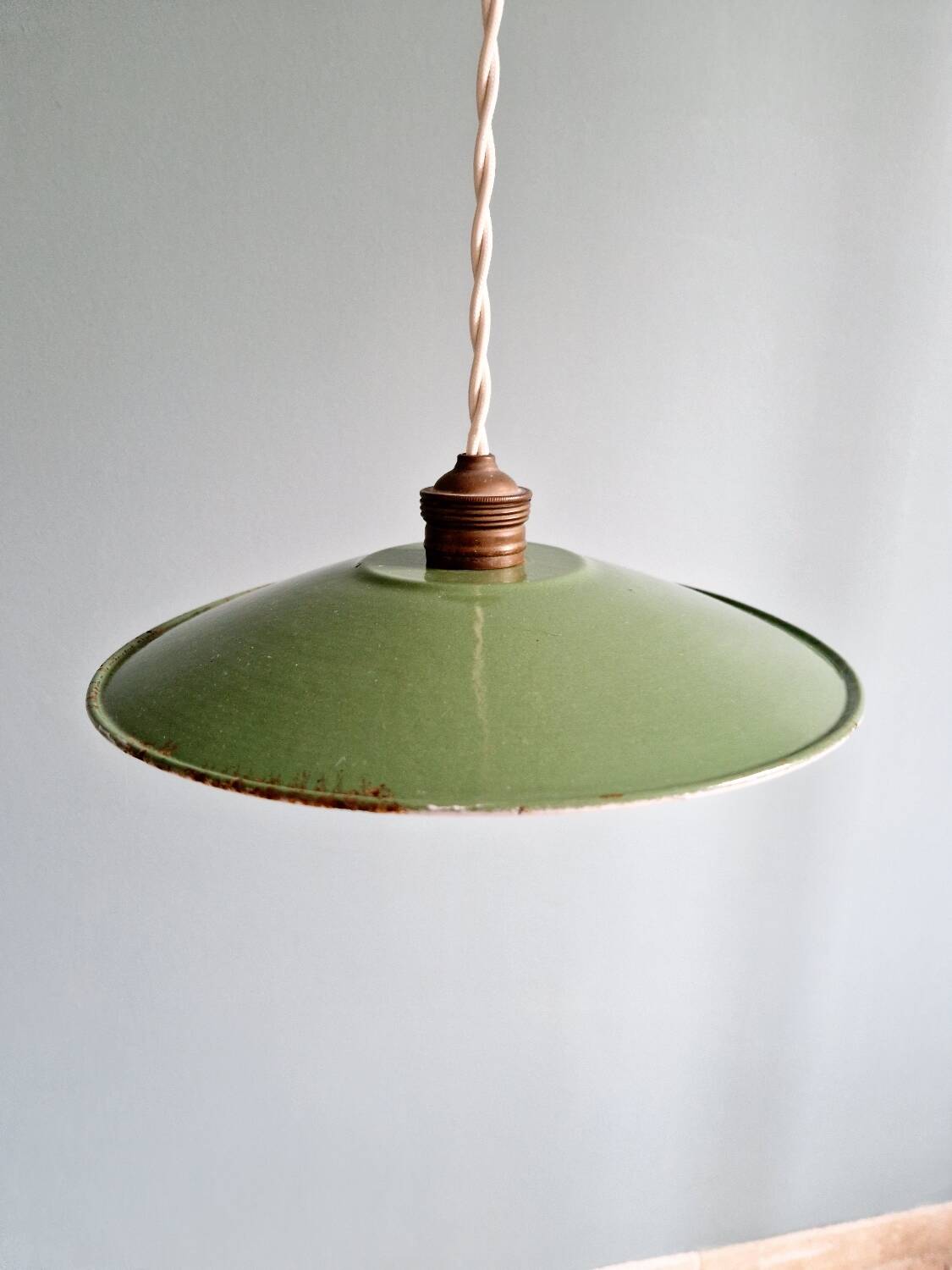 Industrial pendant light in green enamelled sheet metal, 1930s-40s