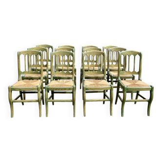 Série de 12 chaises paillées en frêne teinté vert, travail des années 90