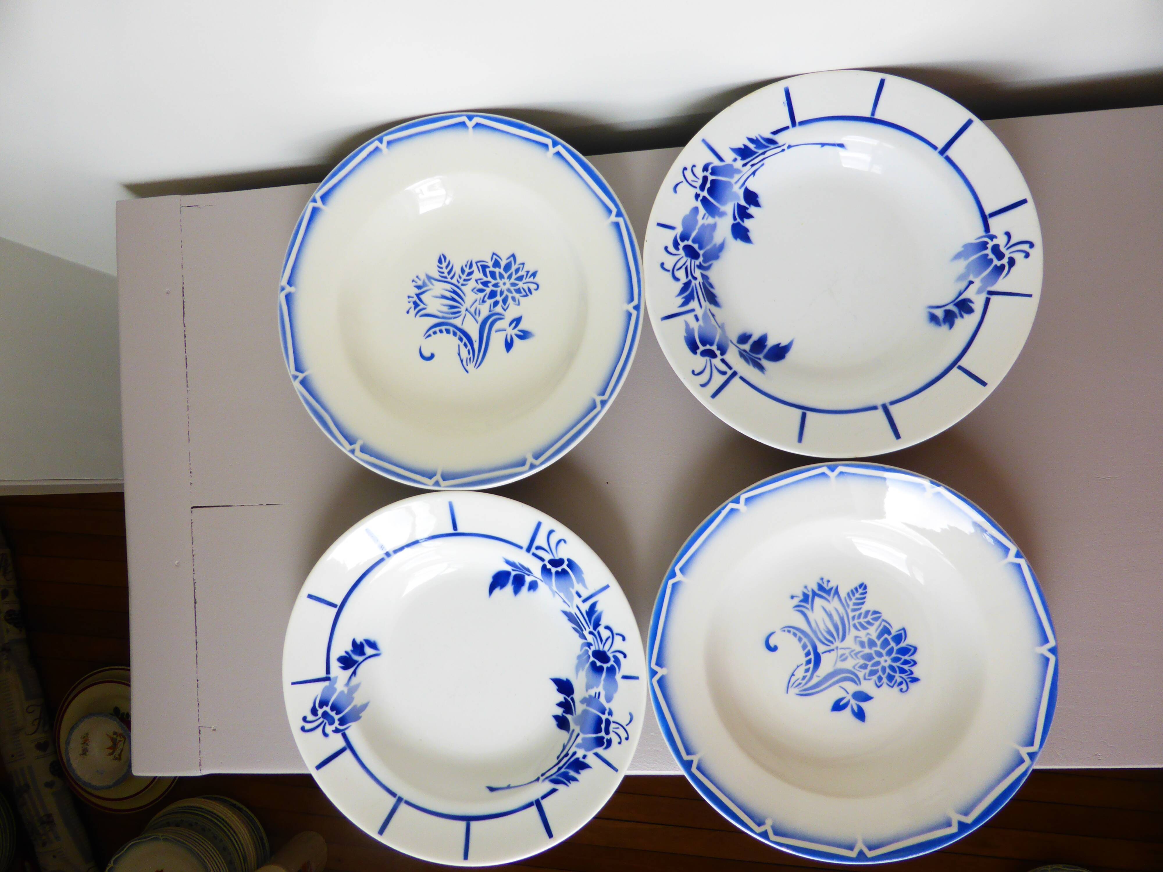 4 hollow plates in a jumble mixes