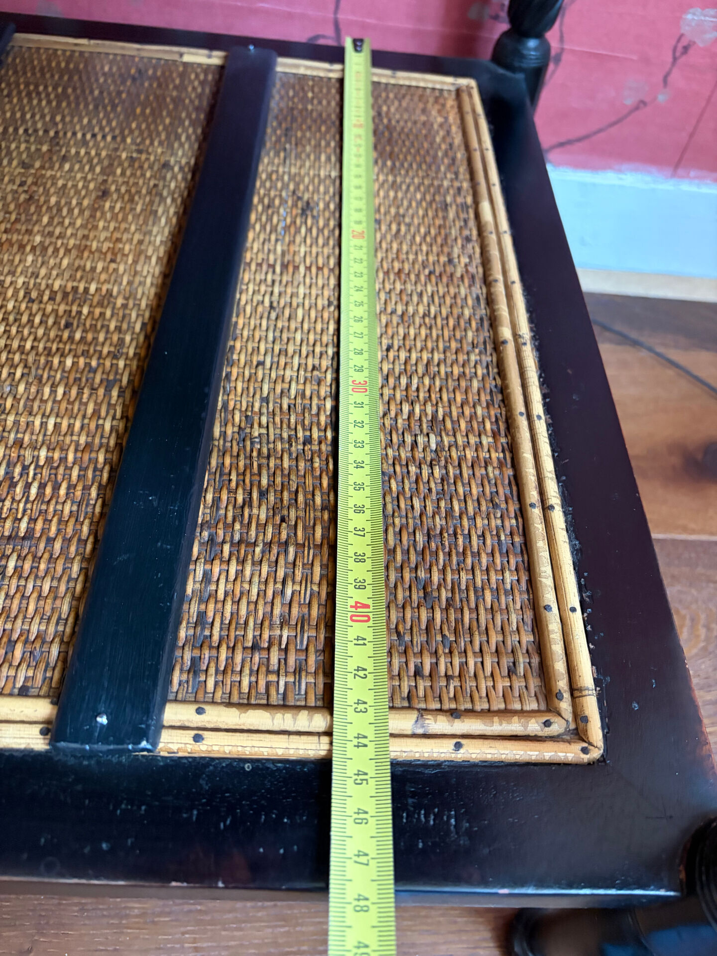 Table d’appoint 2 tiroirs avec étagères en cannage