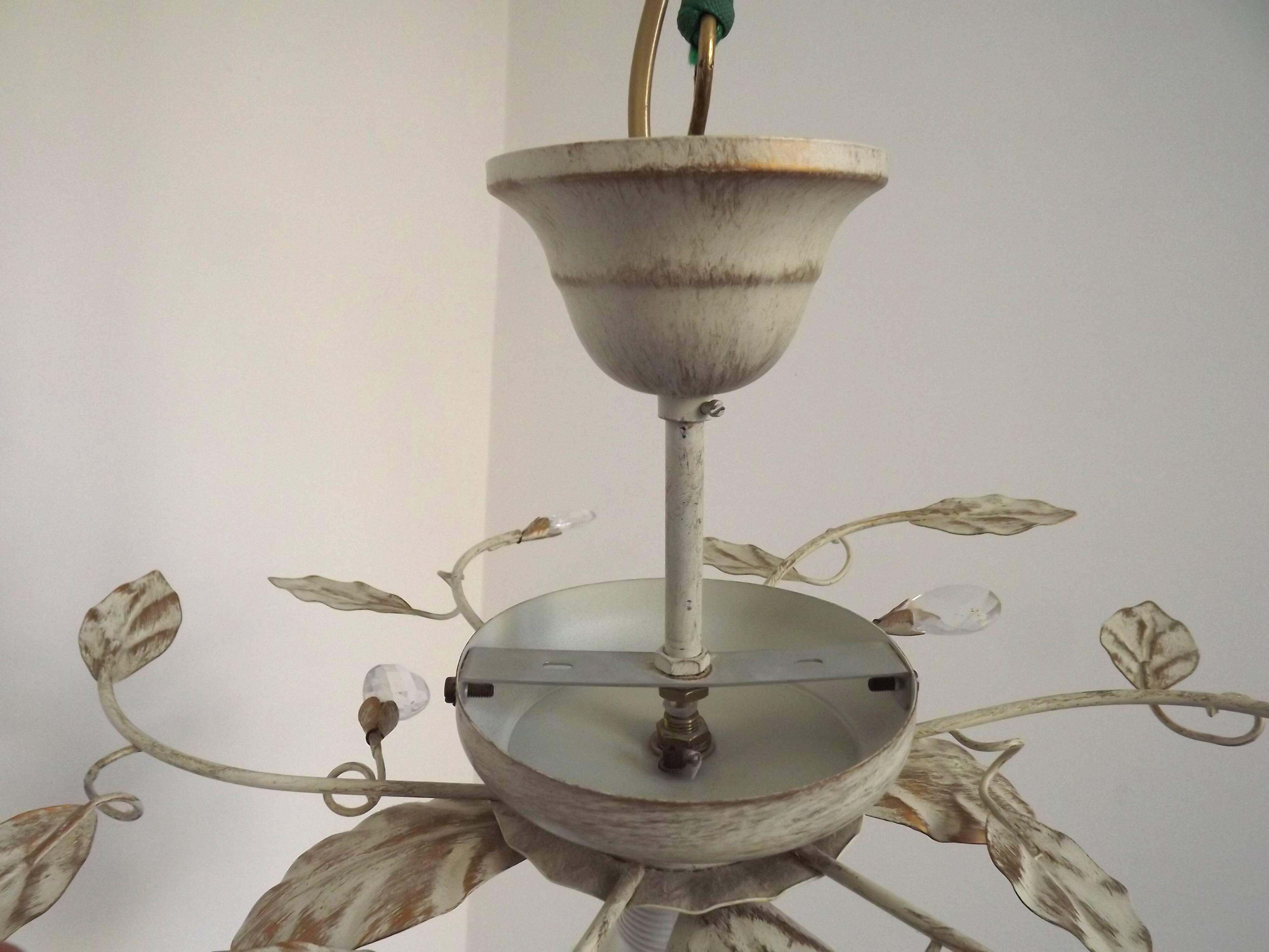 Lustre semi-encastré vintage charmant avec des feuilles et des perles en verre cristal.
