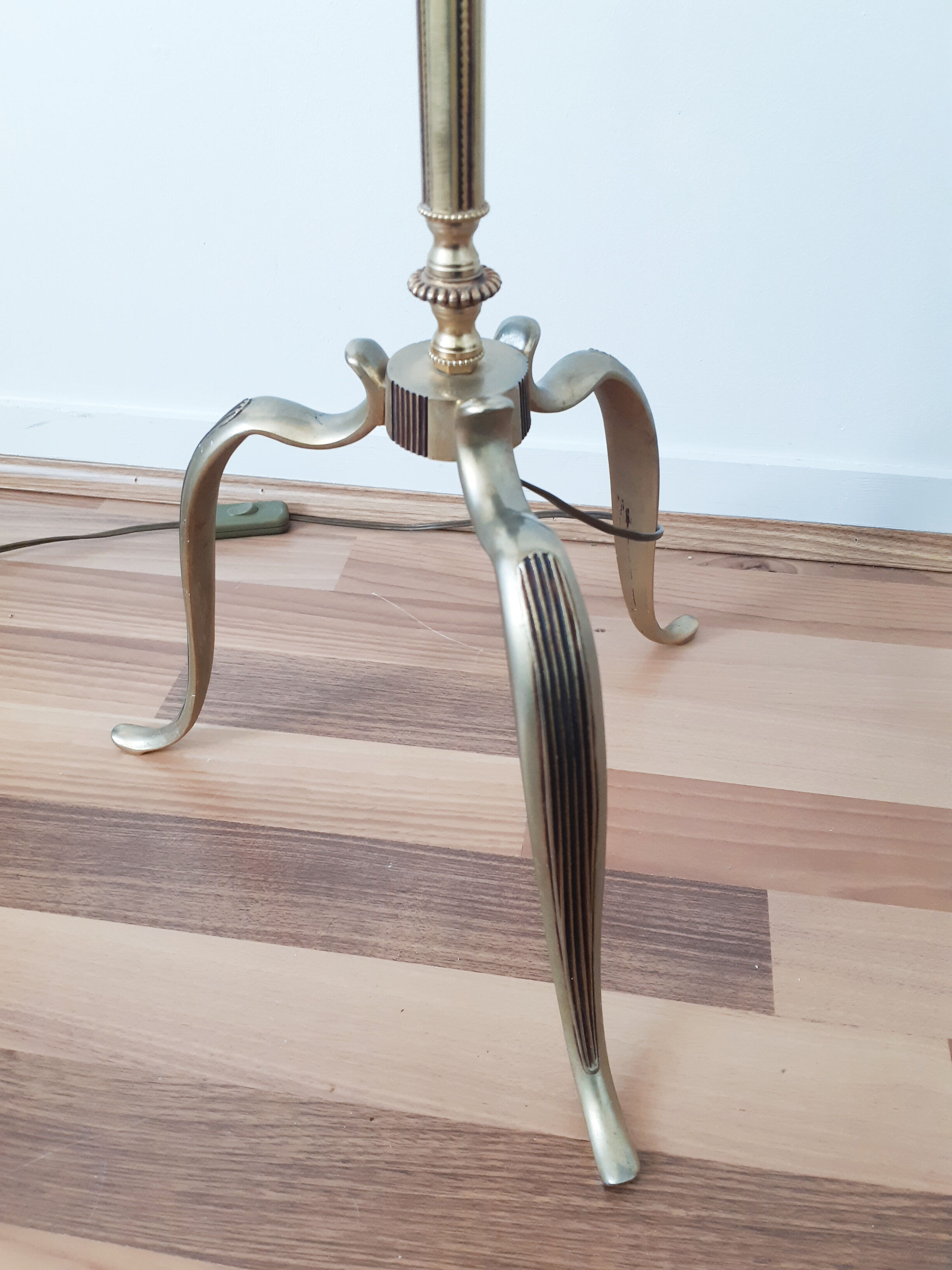 Tripod floor lamp in gilded brass, pleated lampshade, Louis XV style