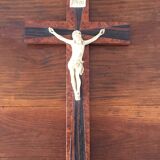 Crucifix en marqueterie de bois