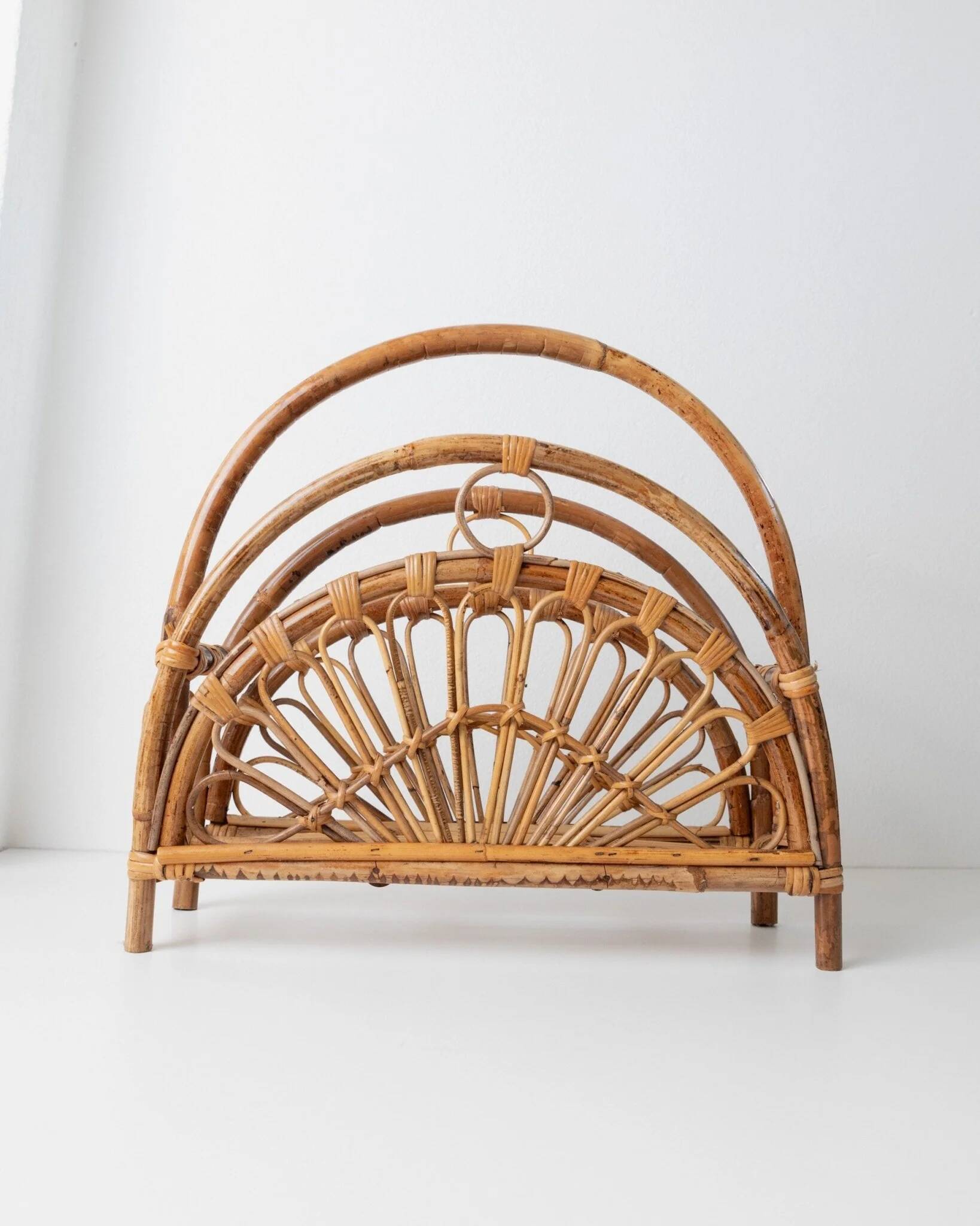 Vintage bamboo magazine rack in bois wood finish, rotin-et-osier-inspired, mid-century Italian design, 1970s