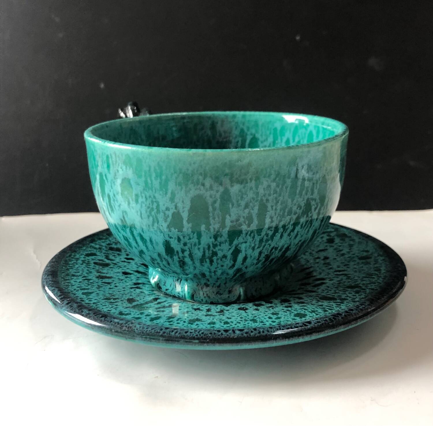 Tasse et soucoupe par Marius Giuge à Vallauris