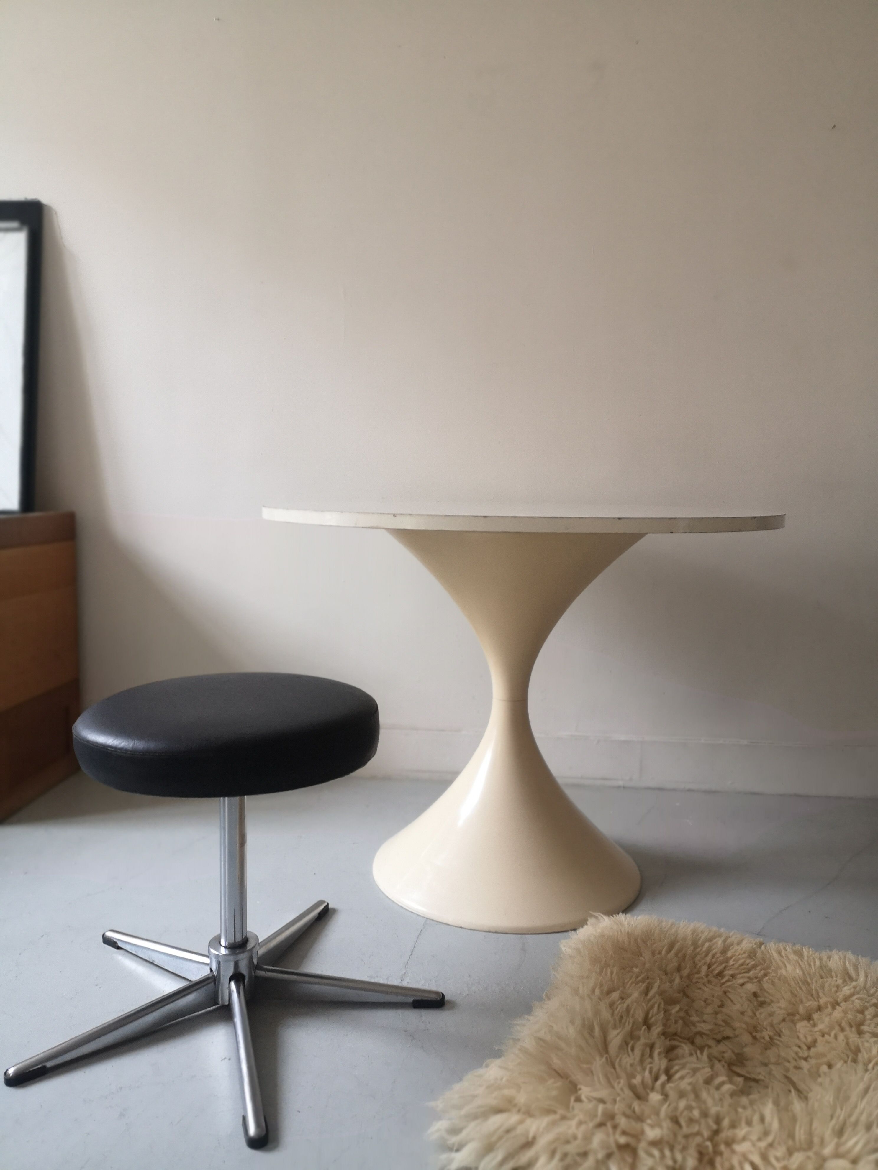 White tulip table space age