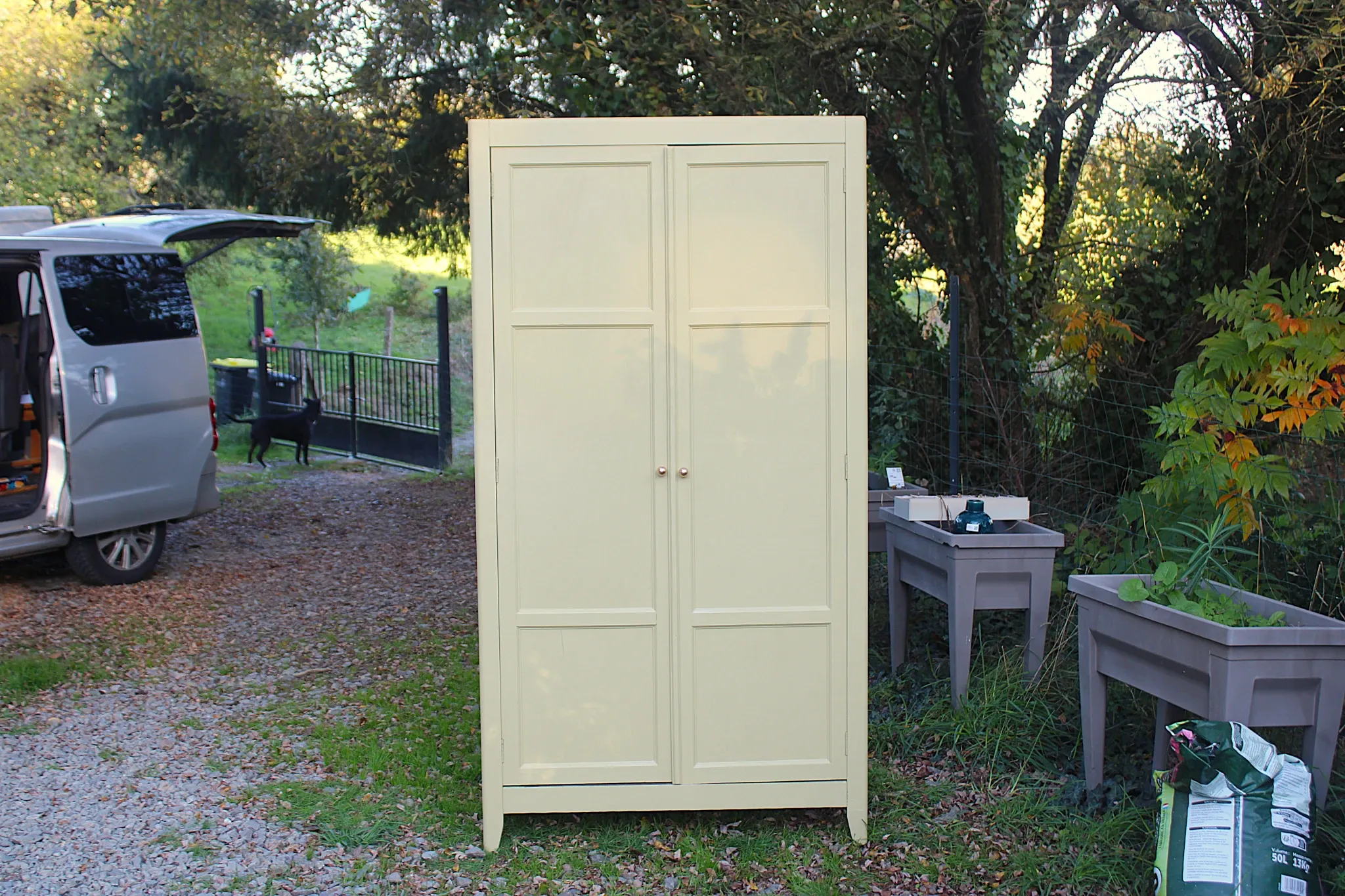 Parisian wardrobe in Clay Green wood – 2 moulded doors – H188 cm