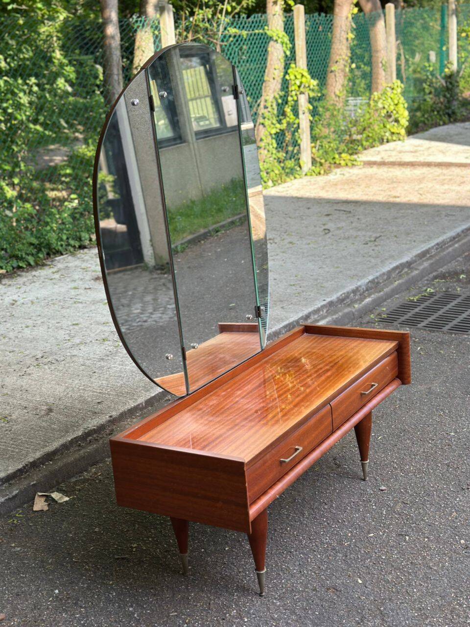 Coiffeuse scandinave en bois des années 50 avec miroir triptyque