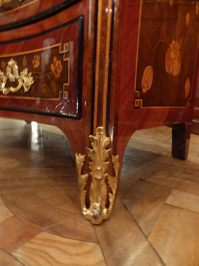 Flowers 18th century marquetry curved Dresser