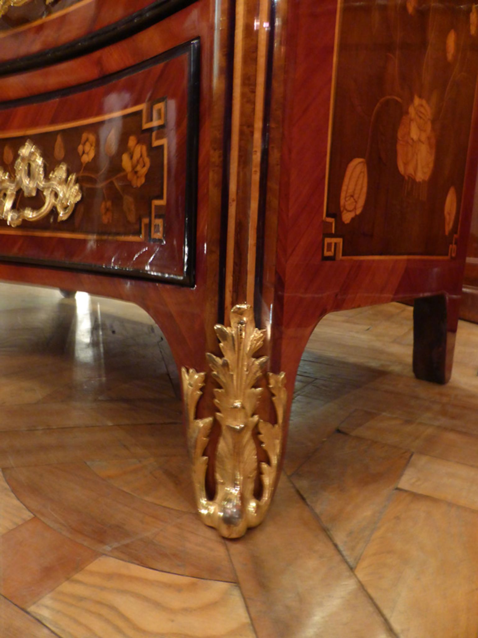 Flowers 18th century marquetry curved Dresser