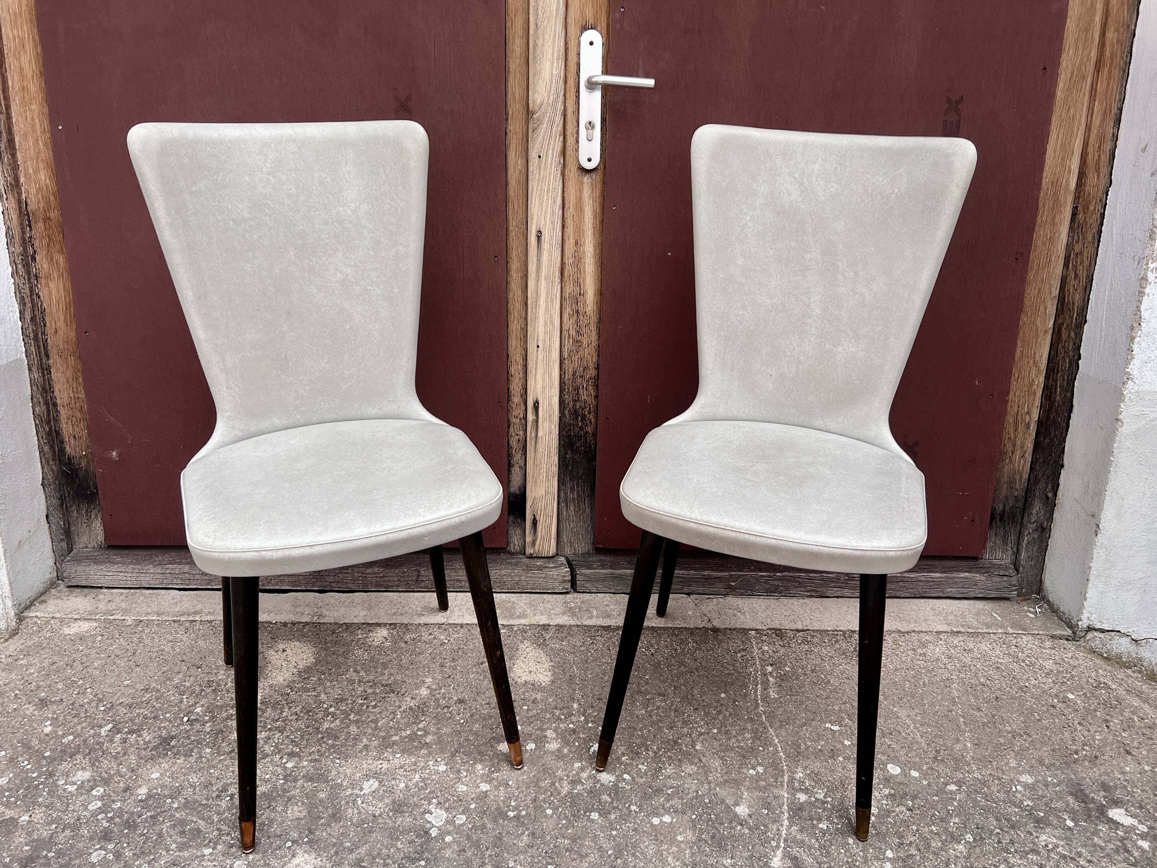 Pair of Chairs Baumann model Essor in imitation white leather, beech compass base