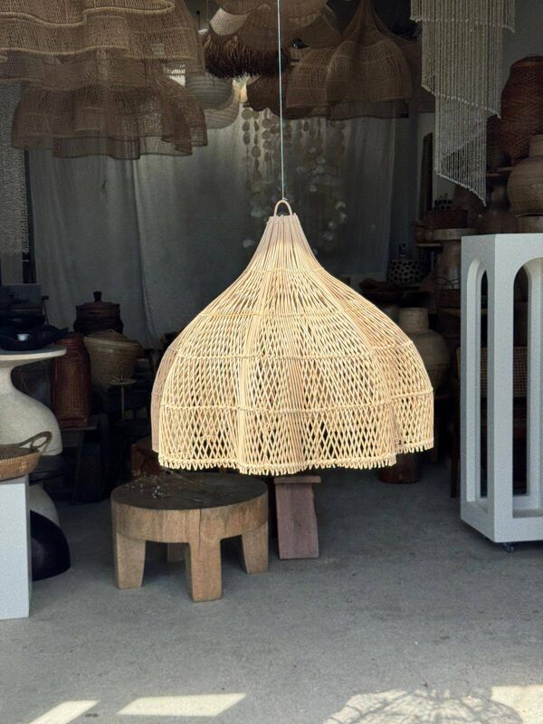 Suspension en rotin en forme de fleur
