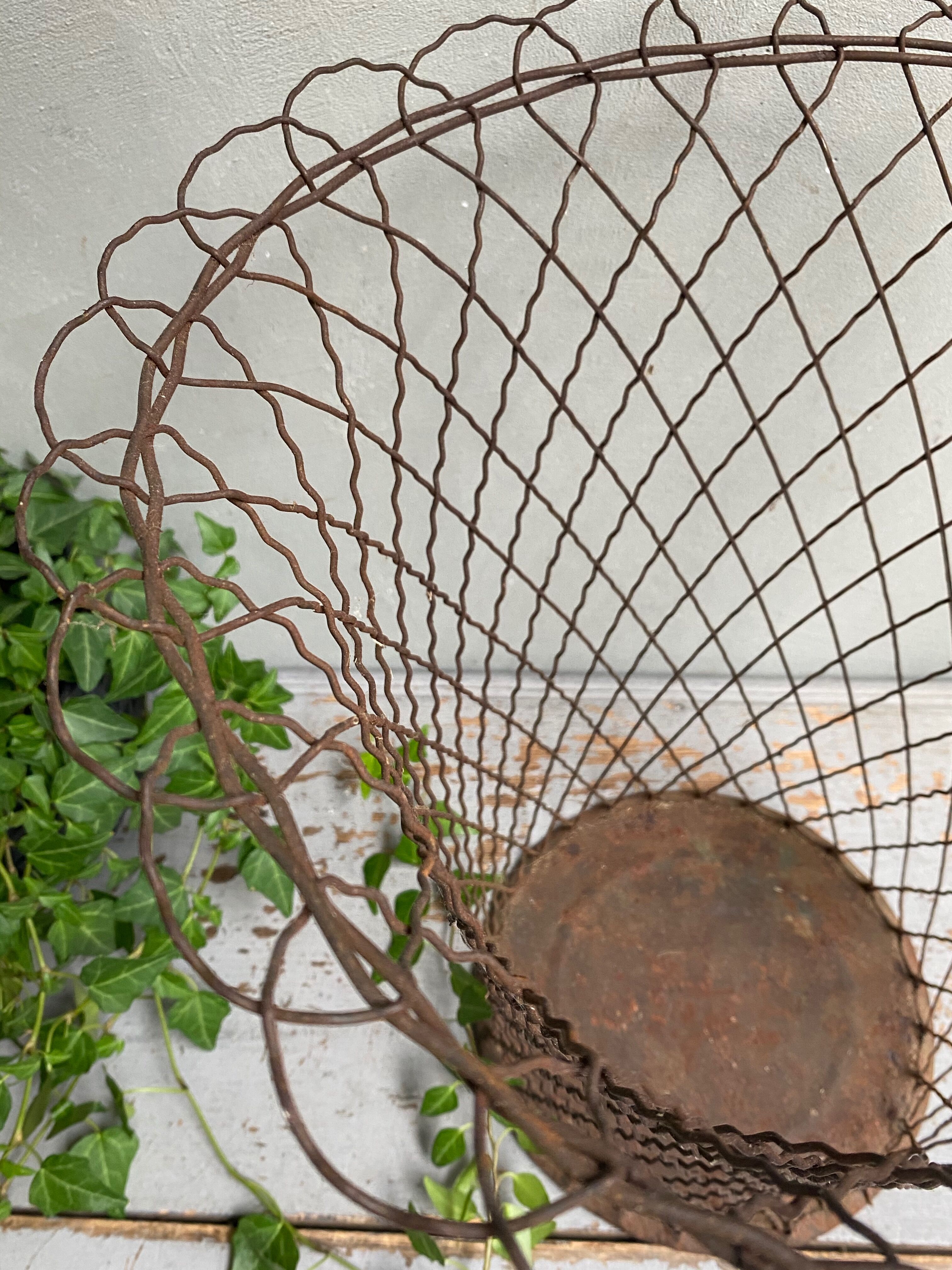 Metal wire wastepaper basket