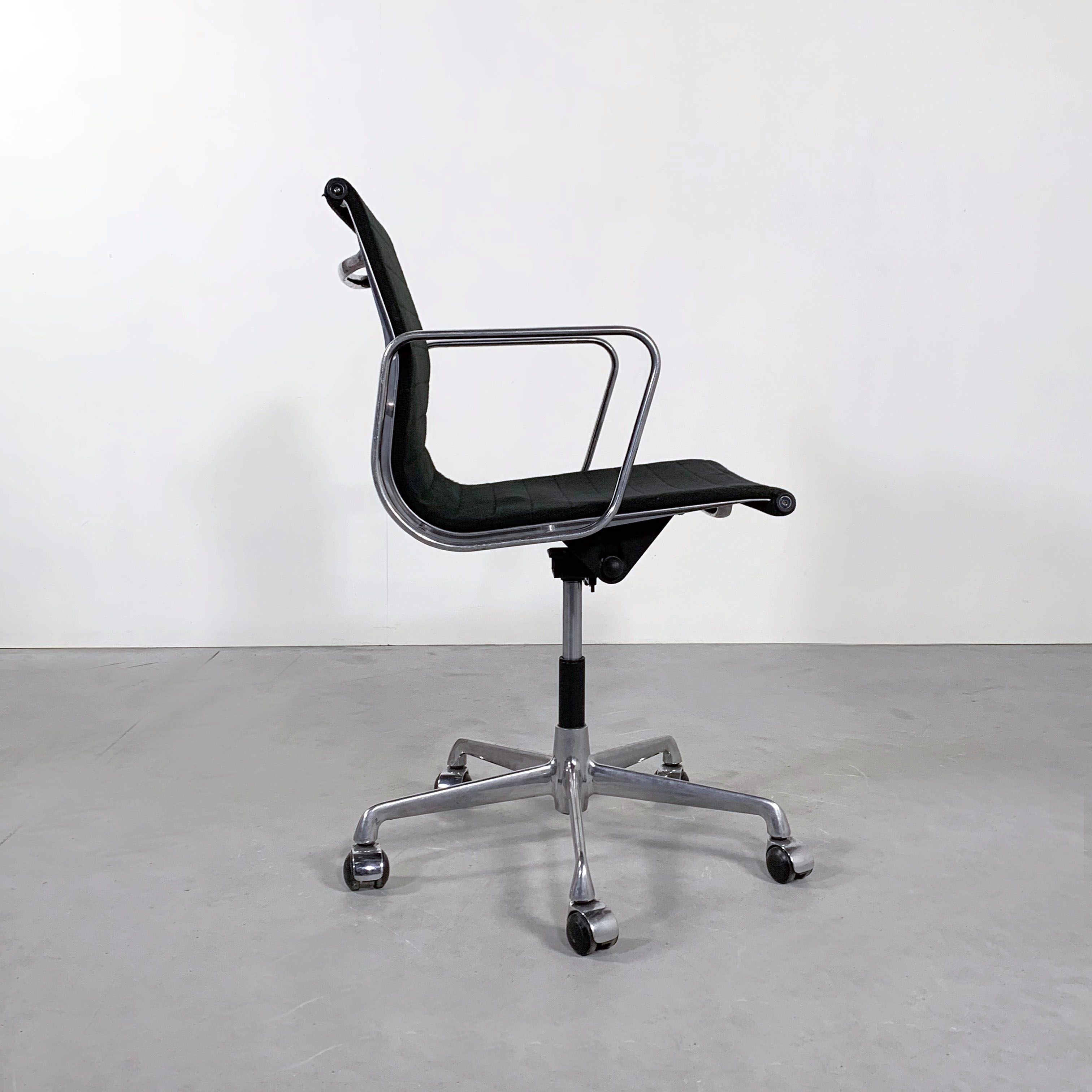 EA117 office chair by Charles and Ray Eames for ICF, 1970