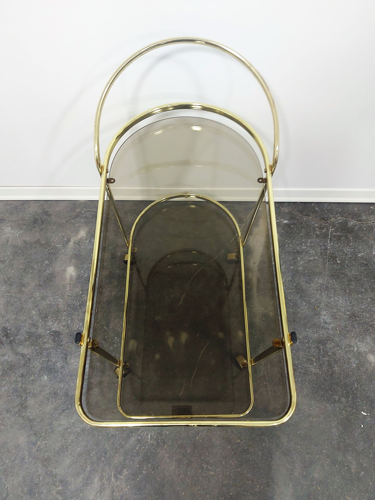 Desserte en laiton et verre fumé des années 1960