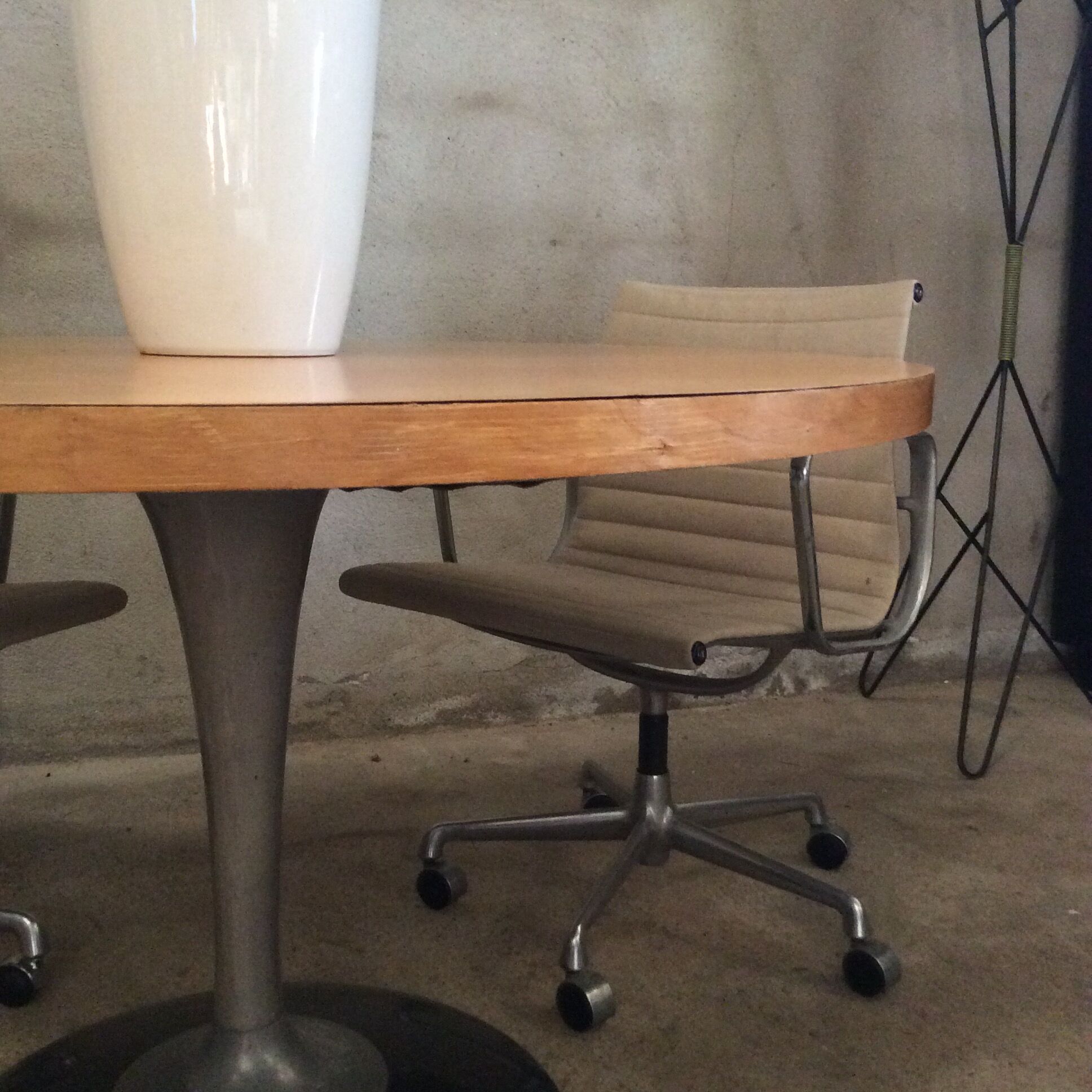 Round dining table foot tulip metal 1970