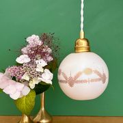 Suspension globe vintage en opaline blanche et dorée