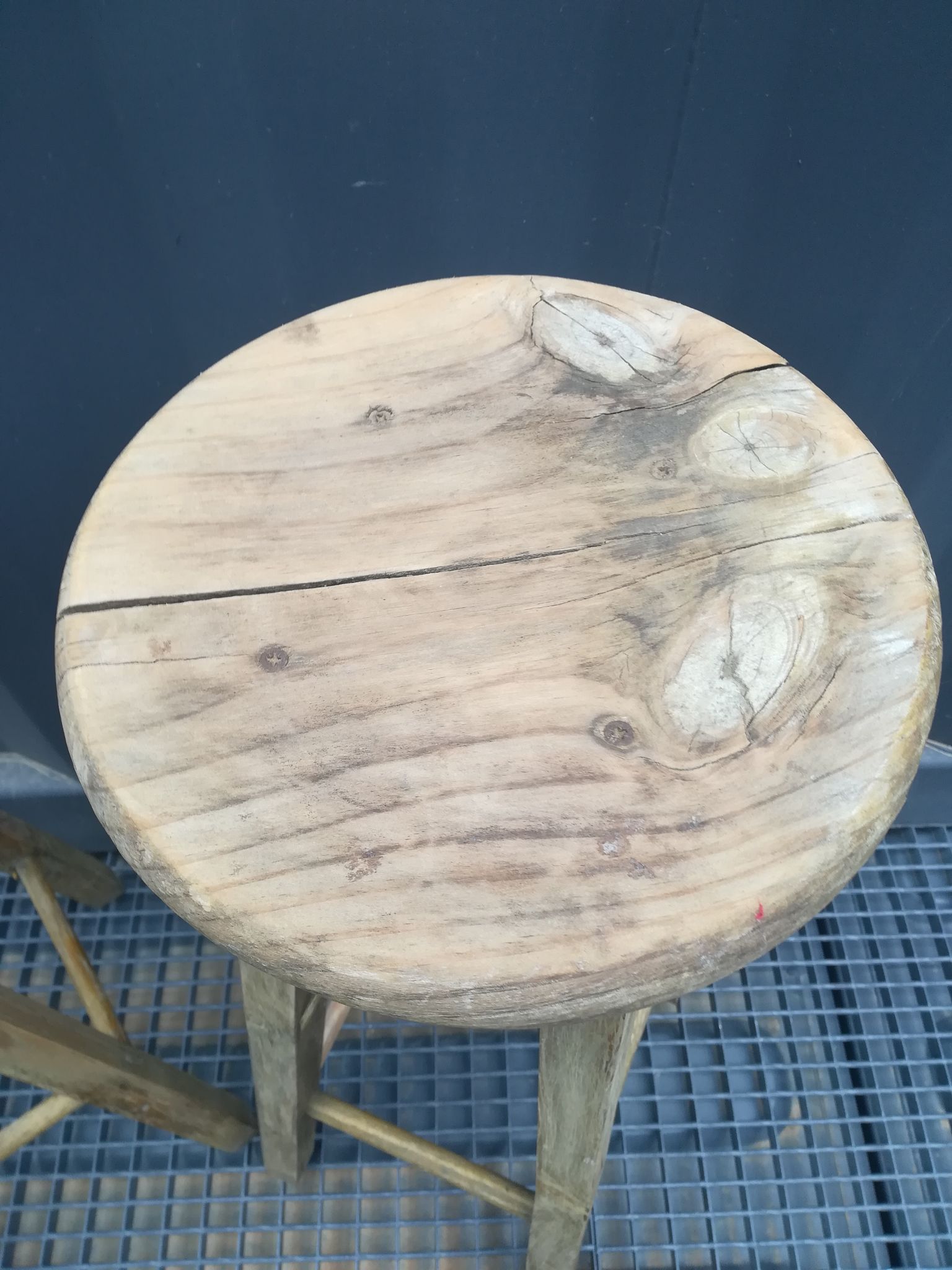 Duo de sellettes en bois brut